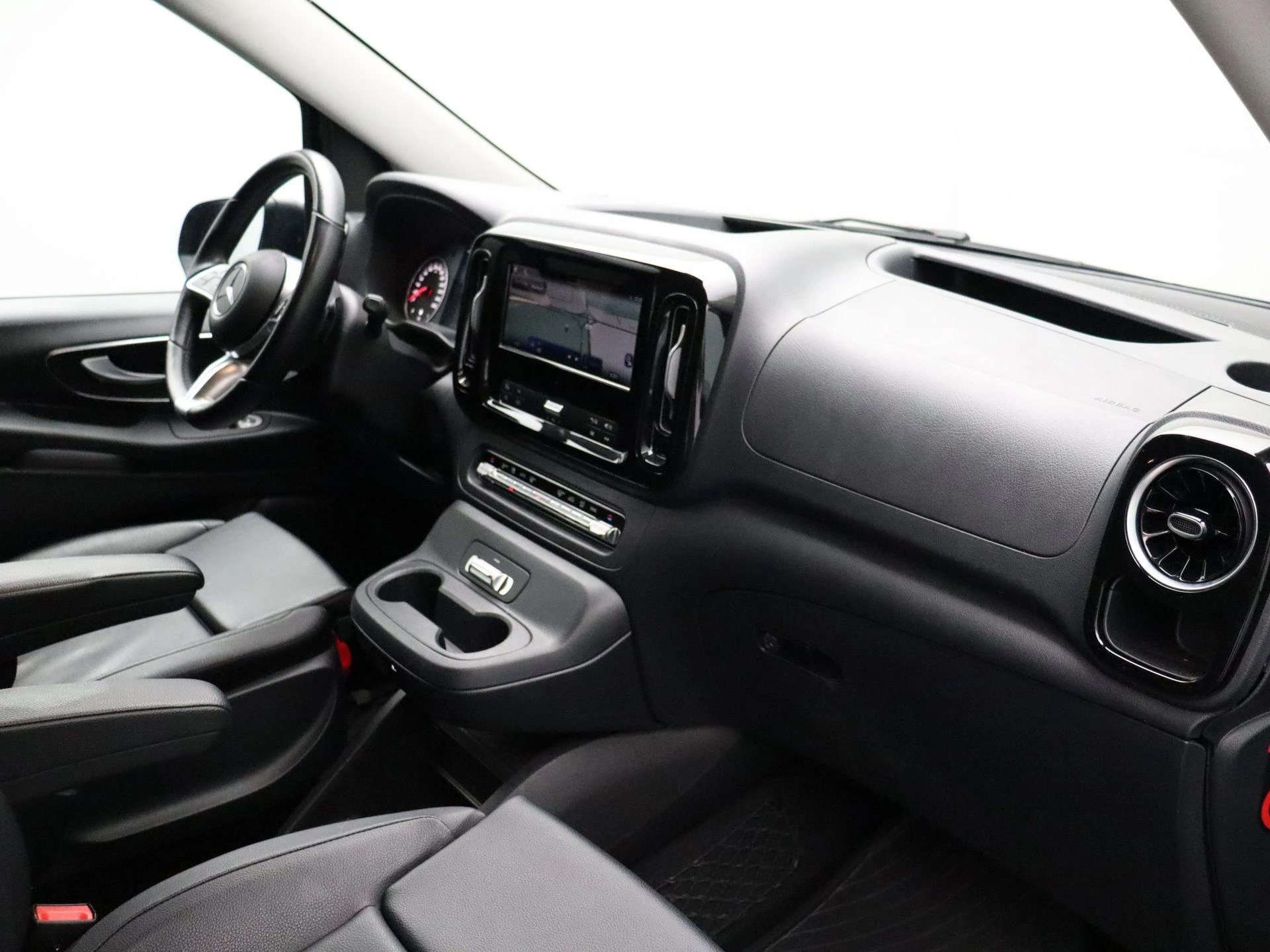 Mercedes-Benz-Vito-image-23