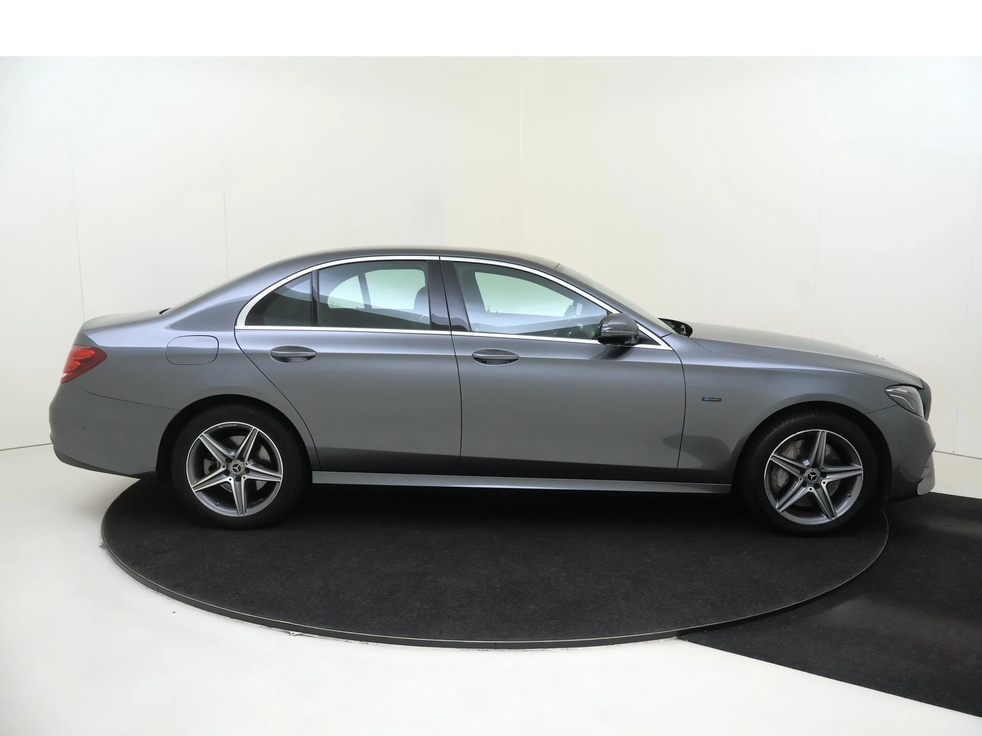 Mercedes-Benz-E-Klasse-image-8