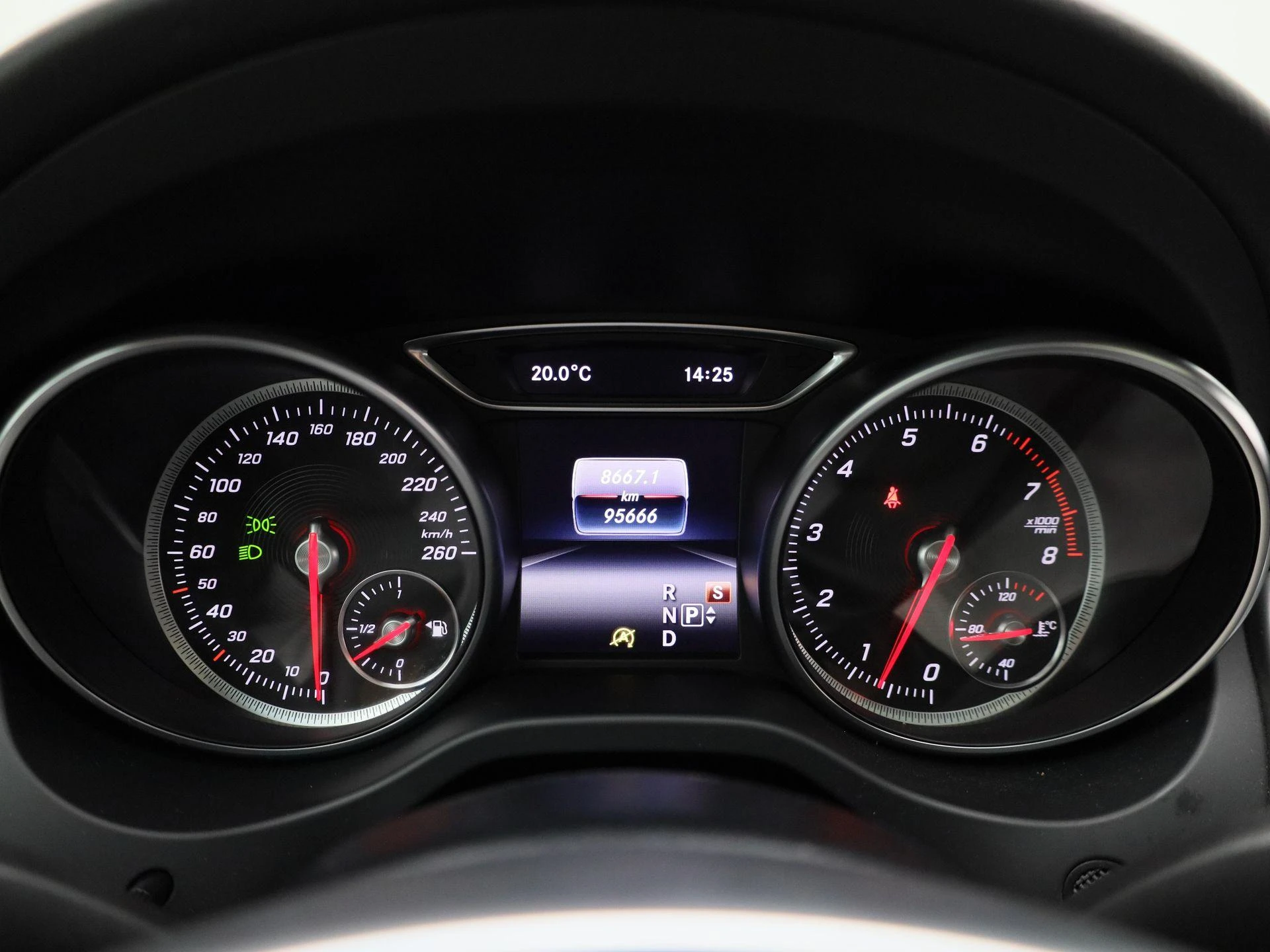Mercedes-Benz-GLA-image-18