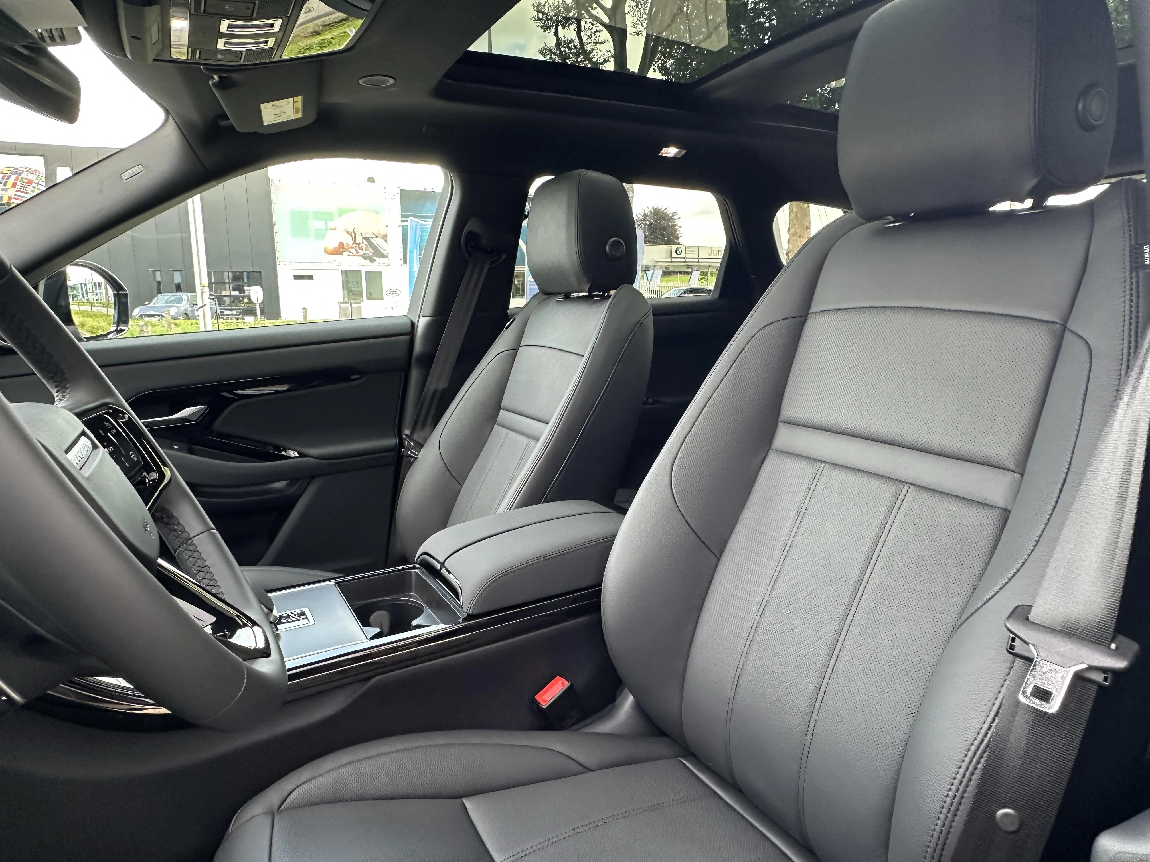 Land Rover-Range Rover Evoque-image-17