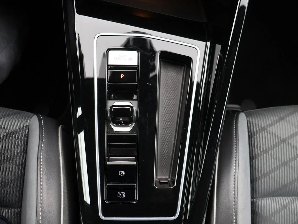 Volkswagen-Golf-image-23