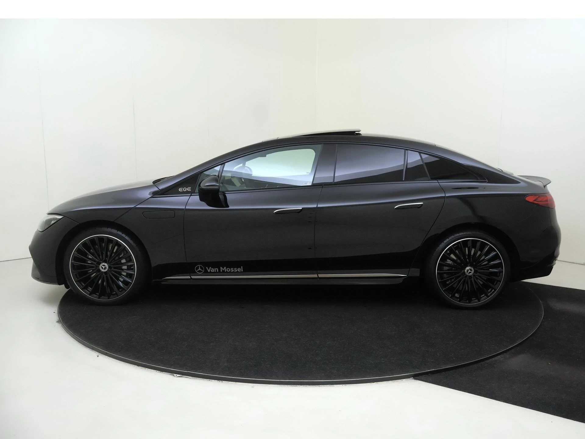 Mercedes-Benz-EQE-image-7
