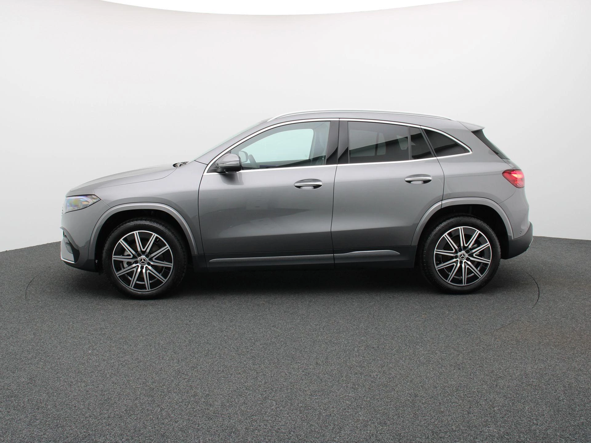 Mercedes-Benz EQA 250+ Star Edition + AMG + PANO DAK + BURMESTER + TREKHAAK + HEAD UP