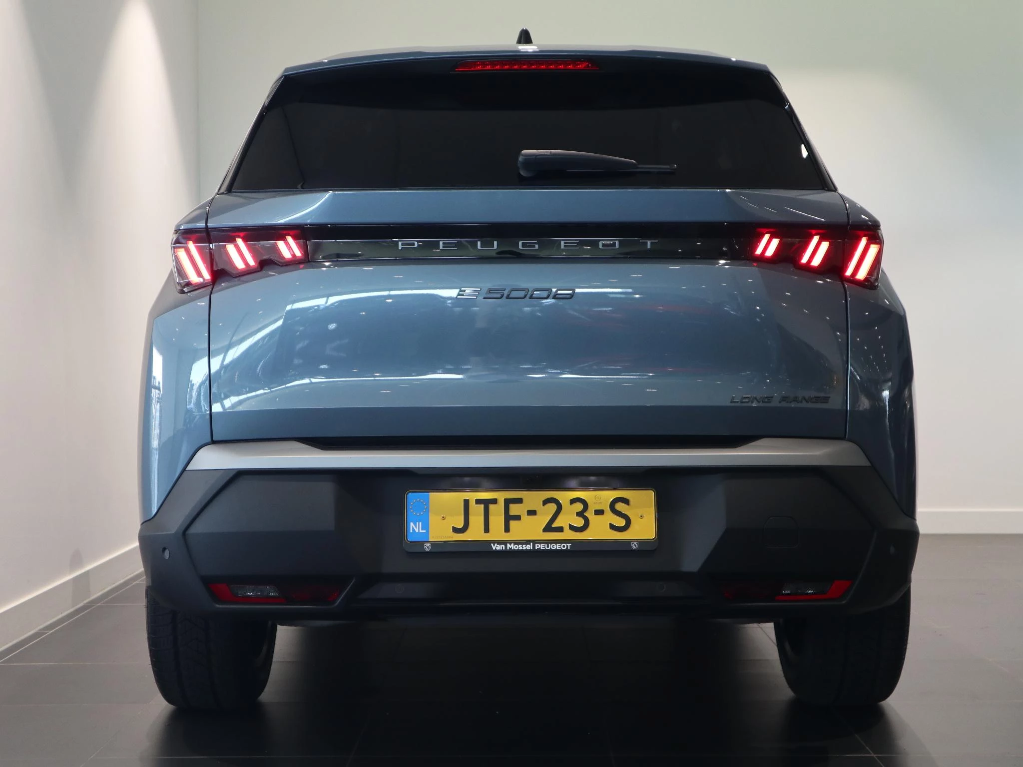 Peugeot e-5008