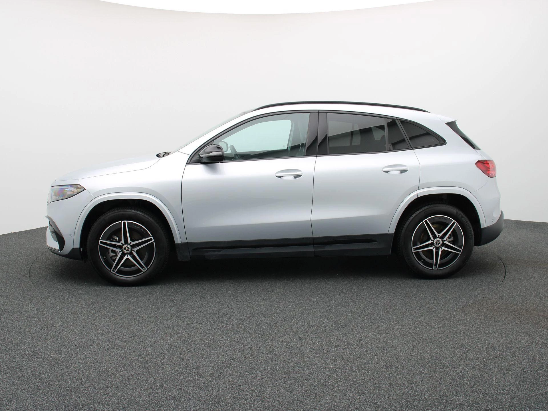 Mercedes-Benz EQA 250+ AMG Line + CARPLAY + PANORAMISCH DAK + NIGHTPAKKET +