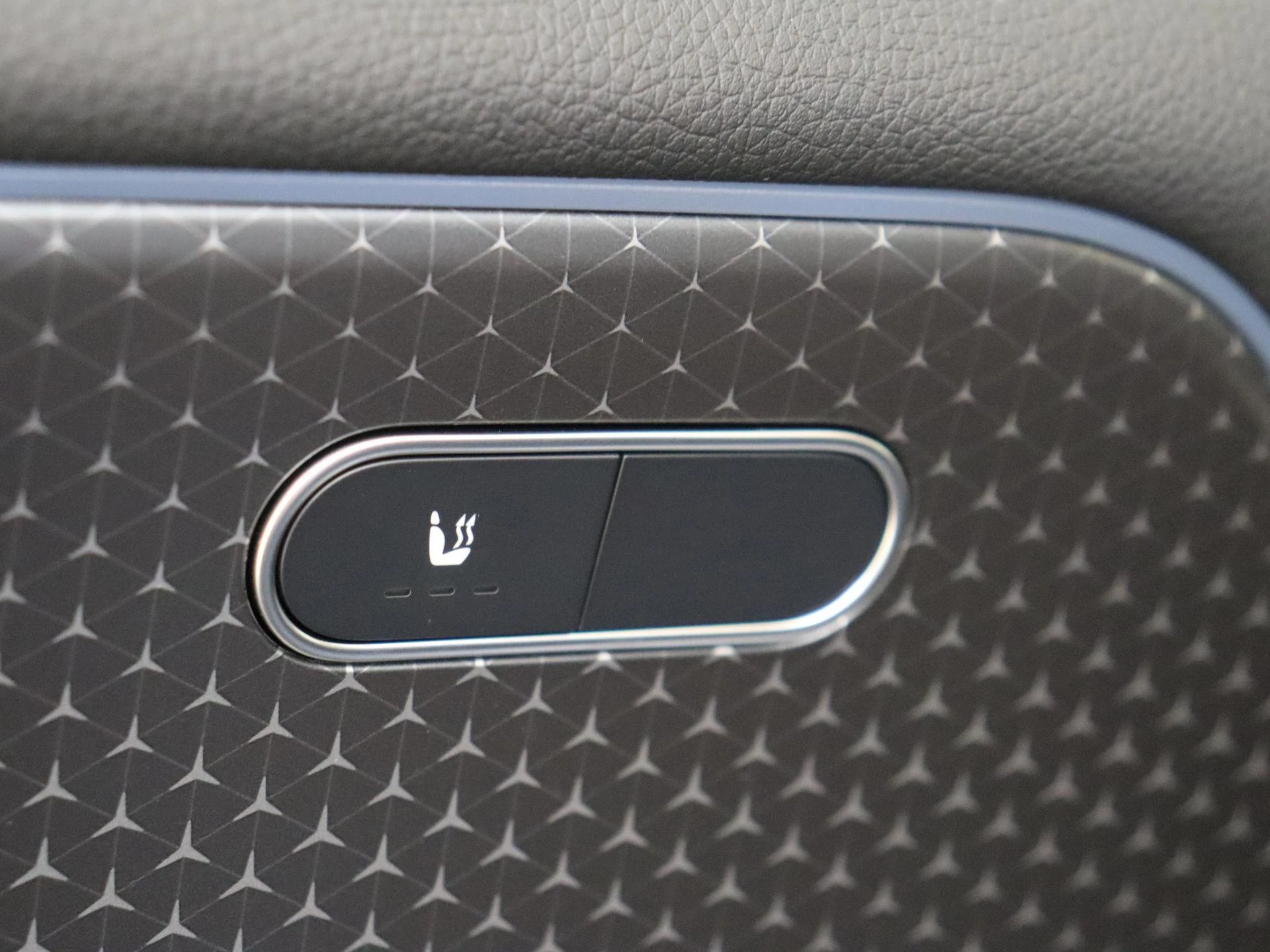 Mercedes-Benz-EQB-image-25