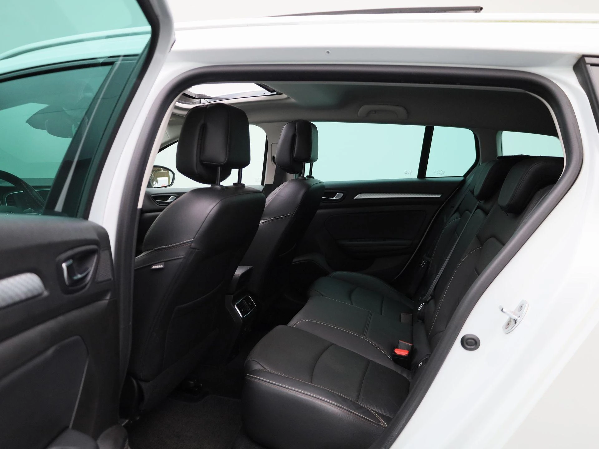 Renault-Mégane Estate-image-10