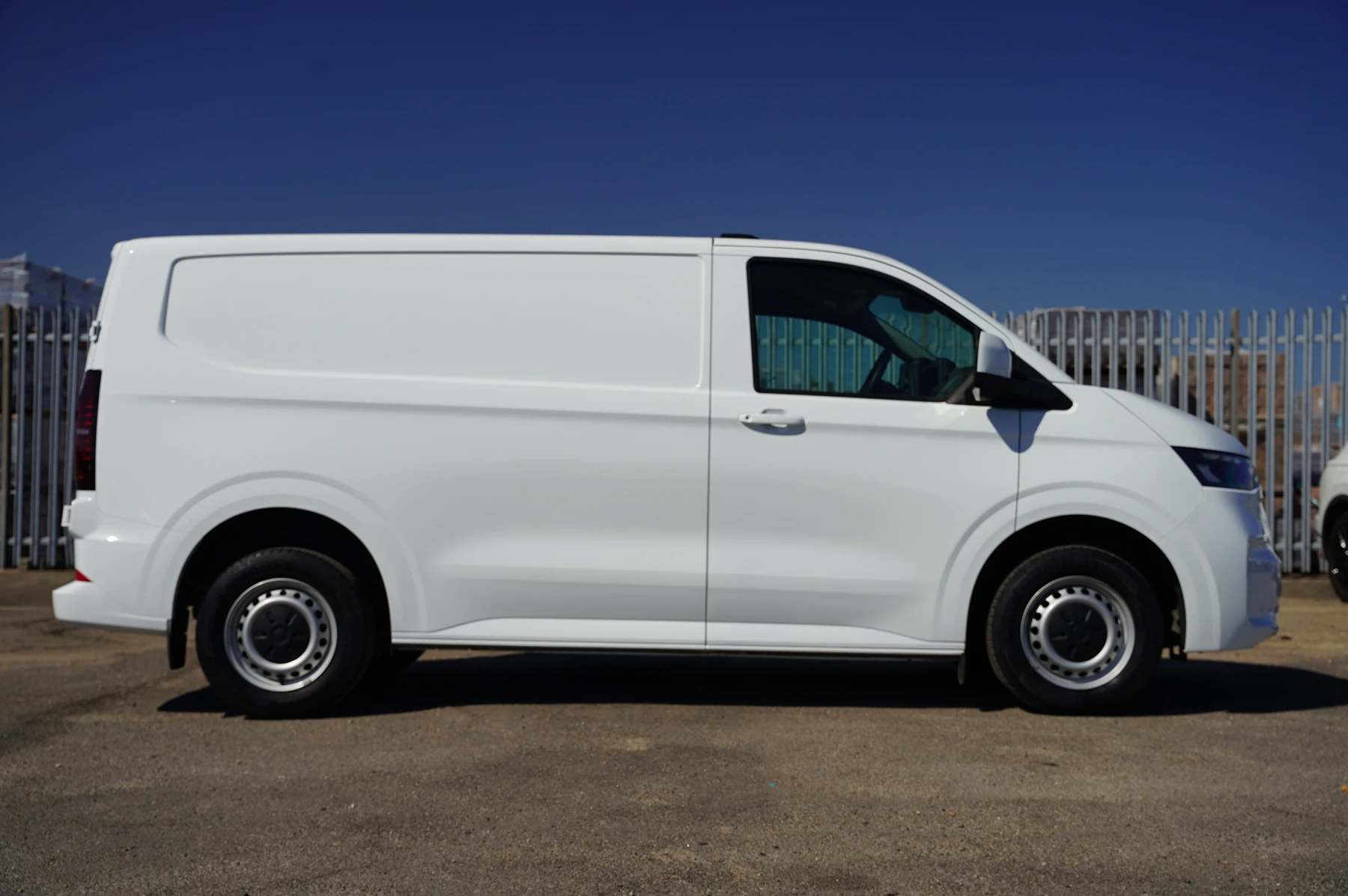 Volkswagen-Transporter-image-3