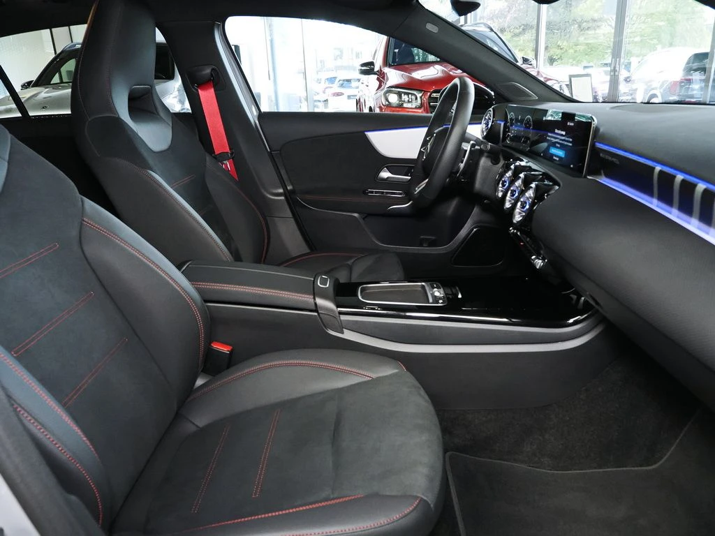 Mercedes-AMG-A-Klasse 35-image-10
