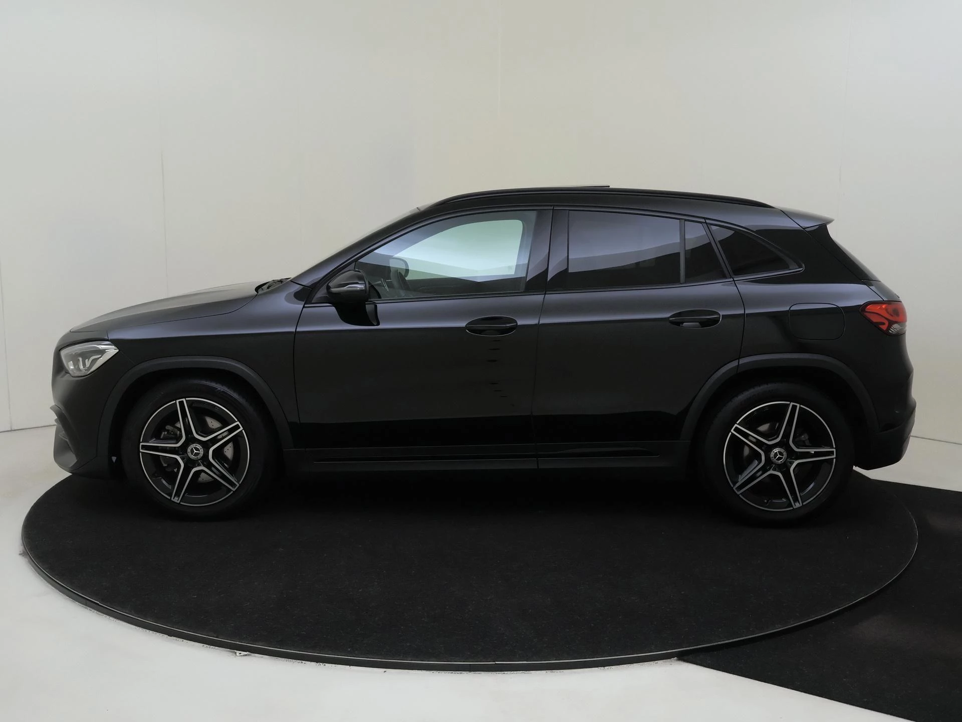 Mercedes-Benz-GLA-image-1