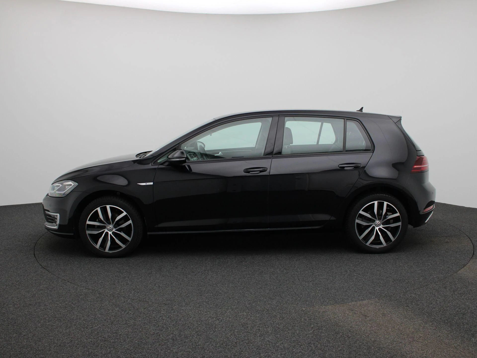 Volkswagen-e-Golf-image-3