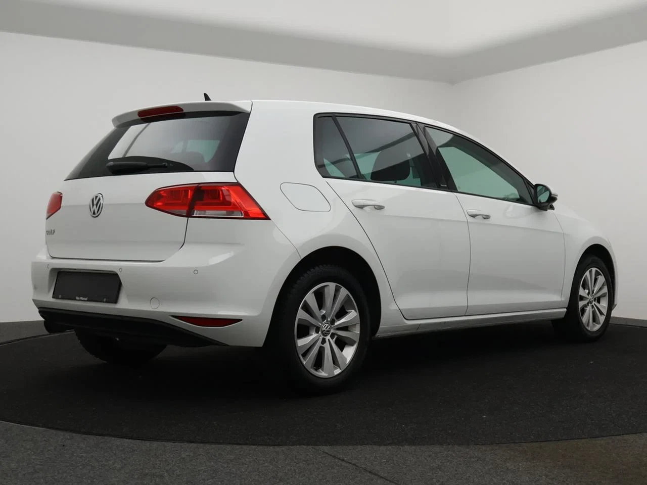 Volkswagen-Golf-image-9