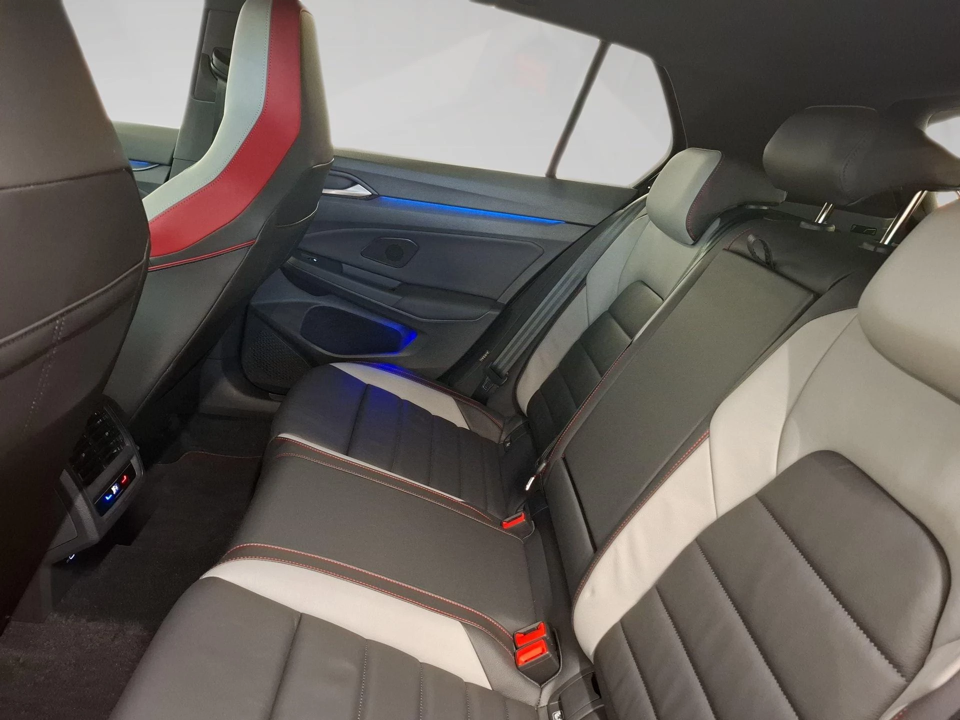 Volkswagen-Golf-image-10