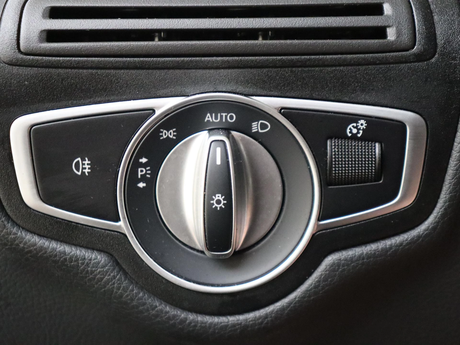 Mercedes-Benz-GLC-image-23