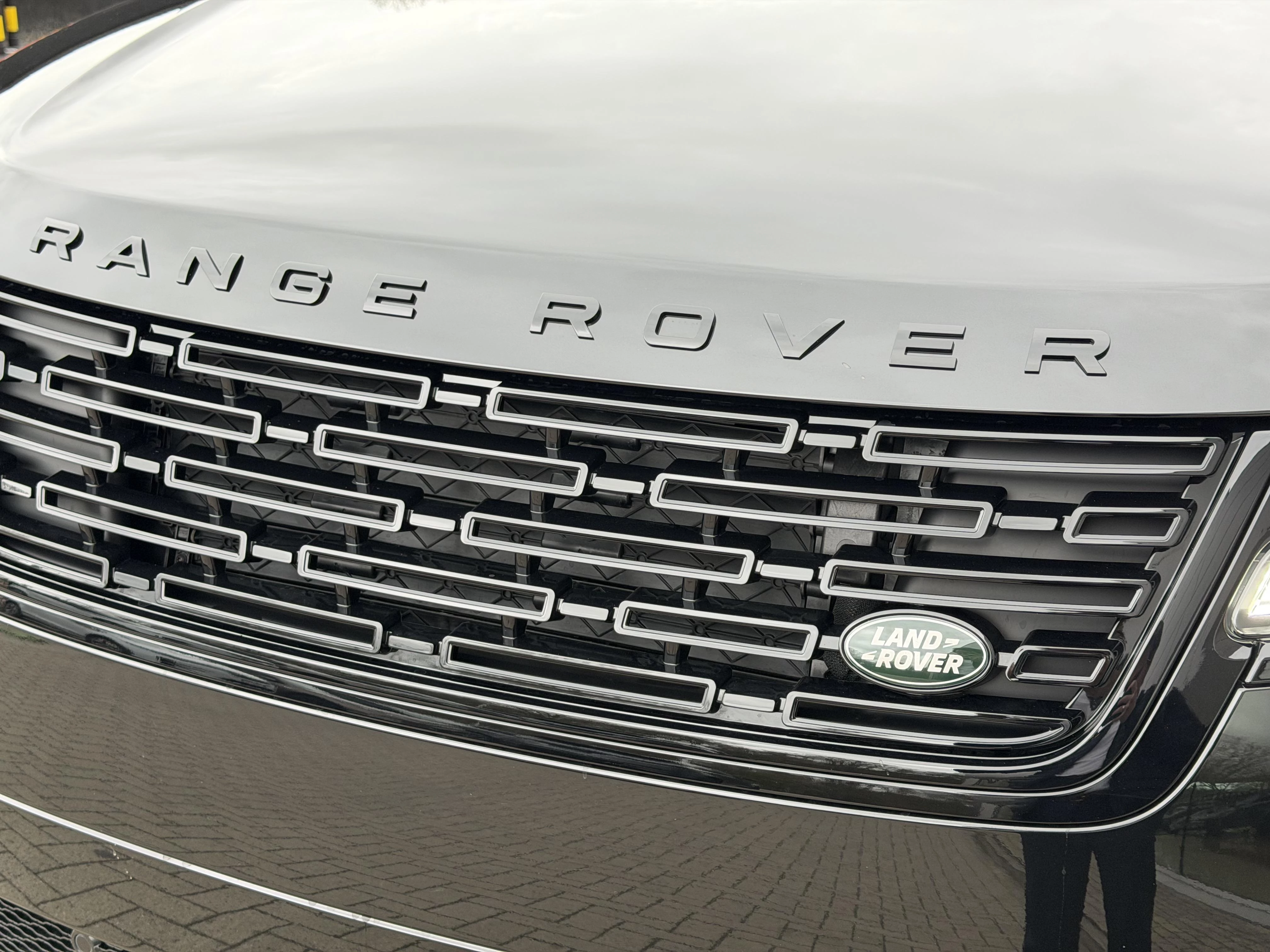 Land Rover Range Rover Velar P400e Dynamic SE AWD Auto. 26.5MY