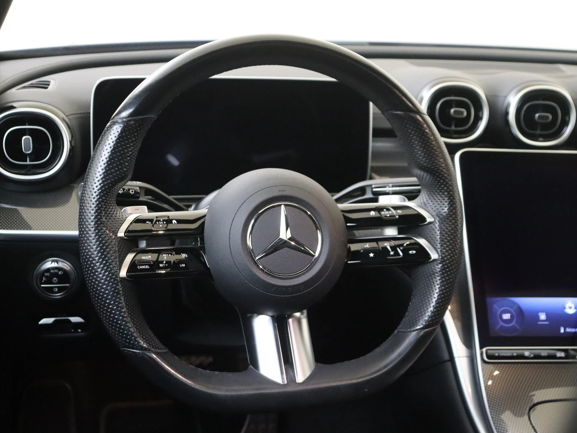 Mercedes-Benz-C-Klasse-image-9