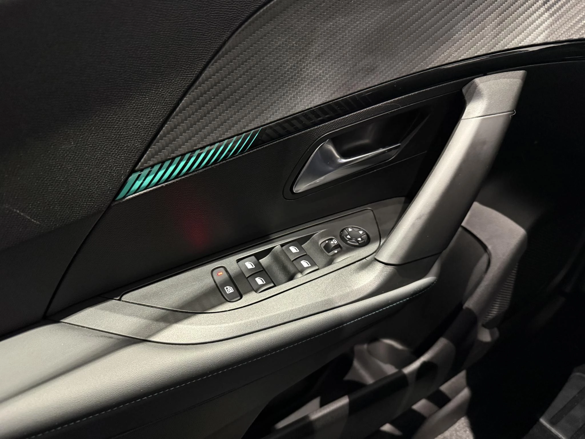 Peugeot-e-2008-image-12