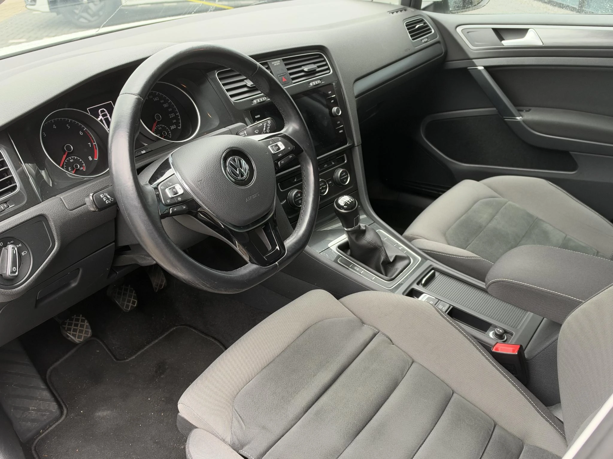 Volkswagen-Golf-image-2