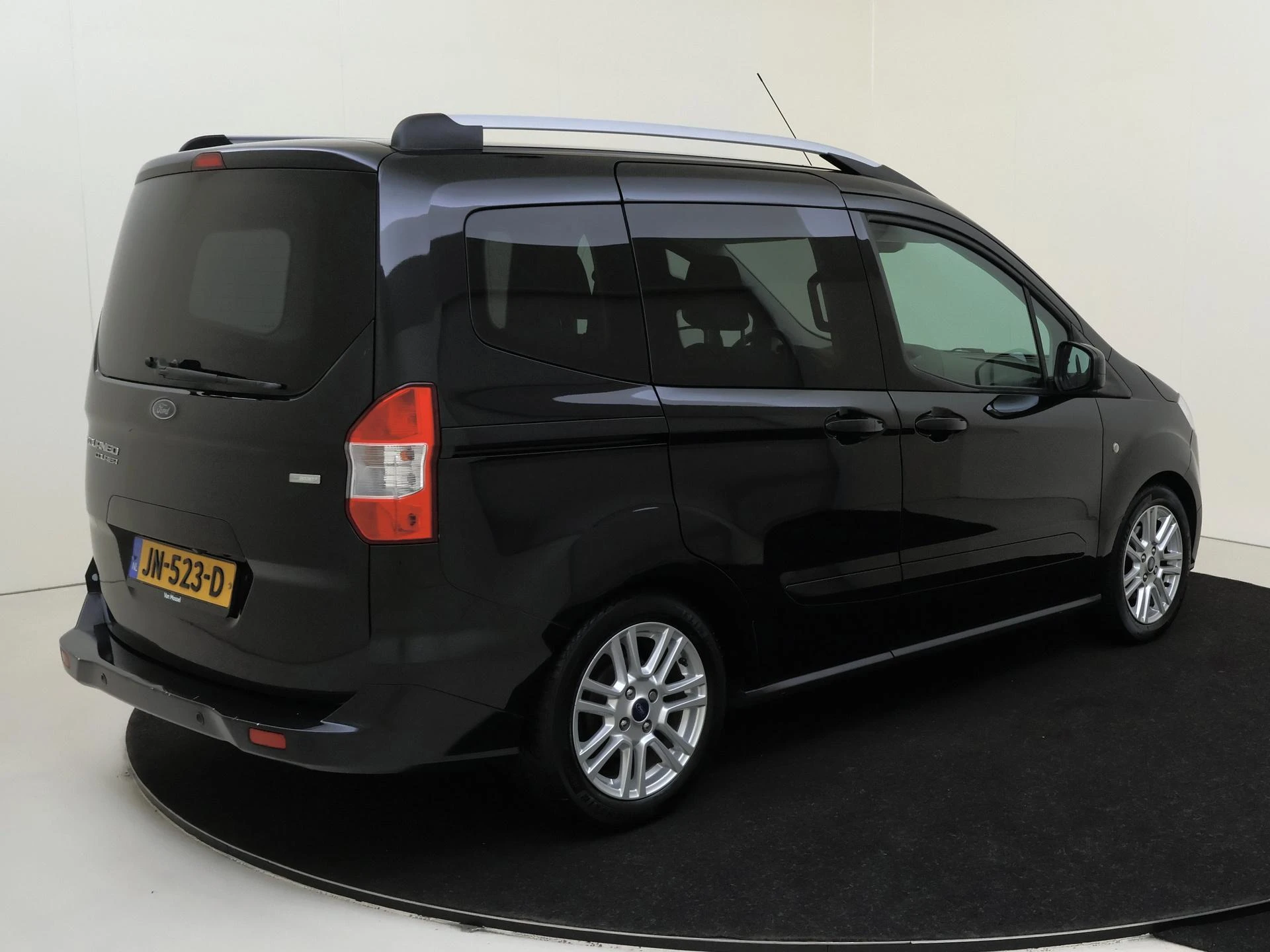 Ford-Tourneo Courier-image-3