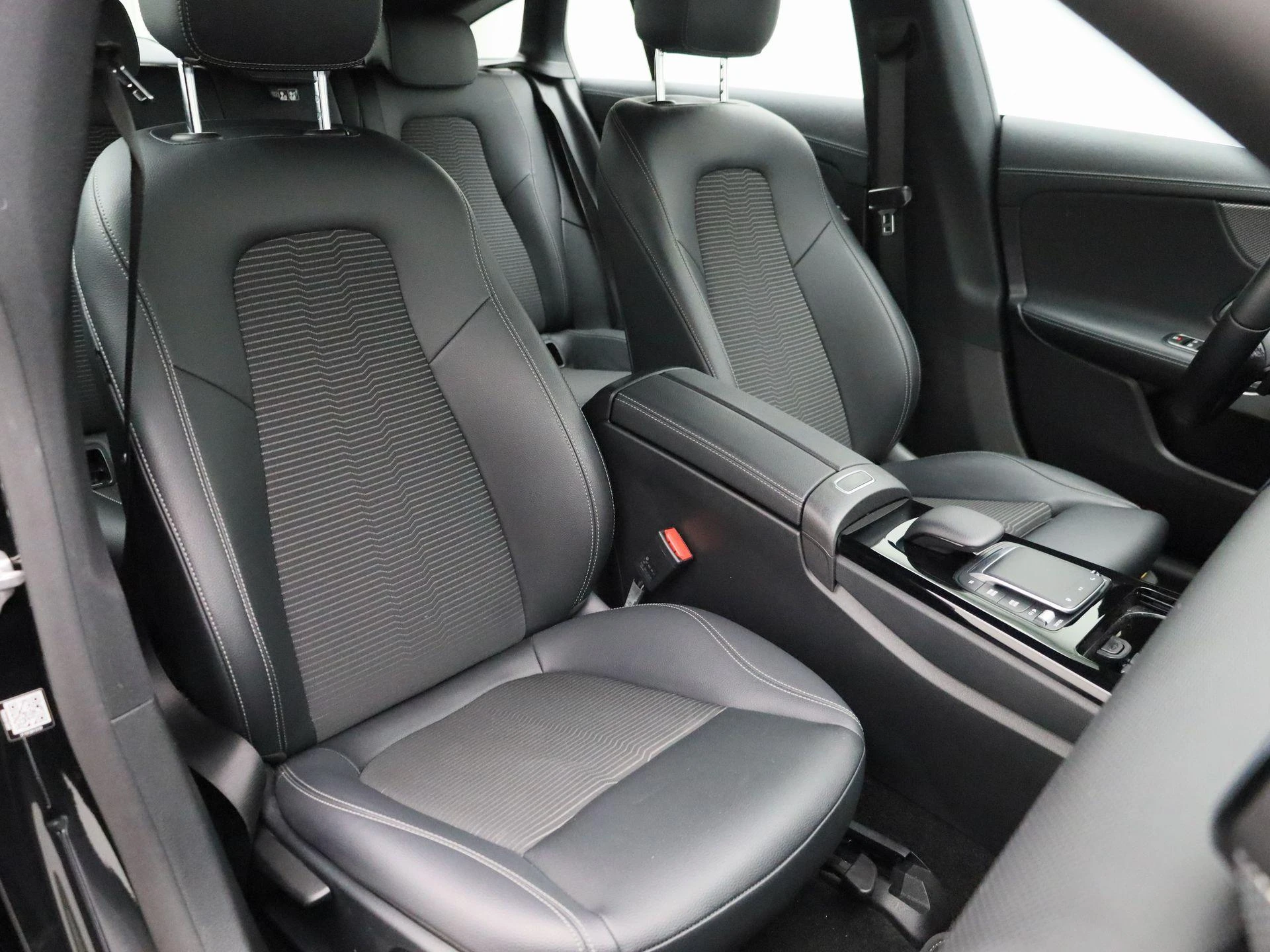 Mercedes-Benz-CLA-image-44