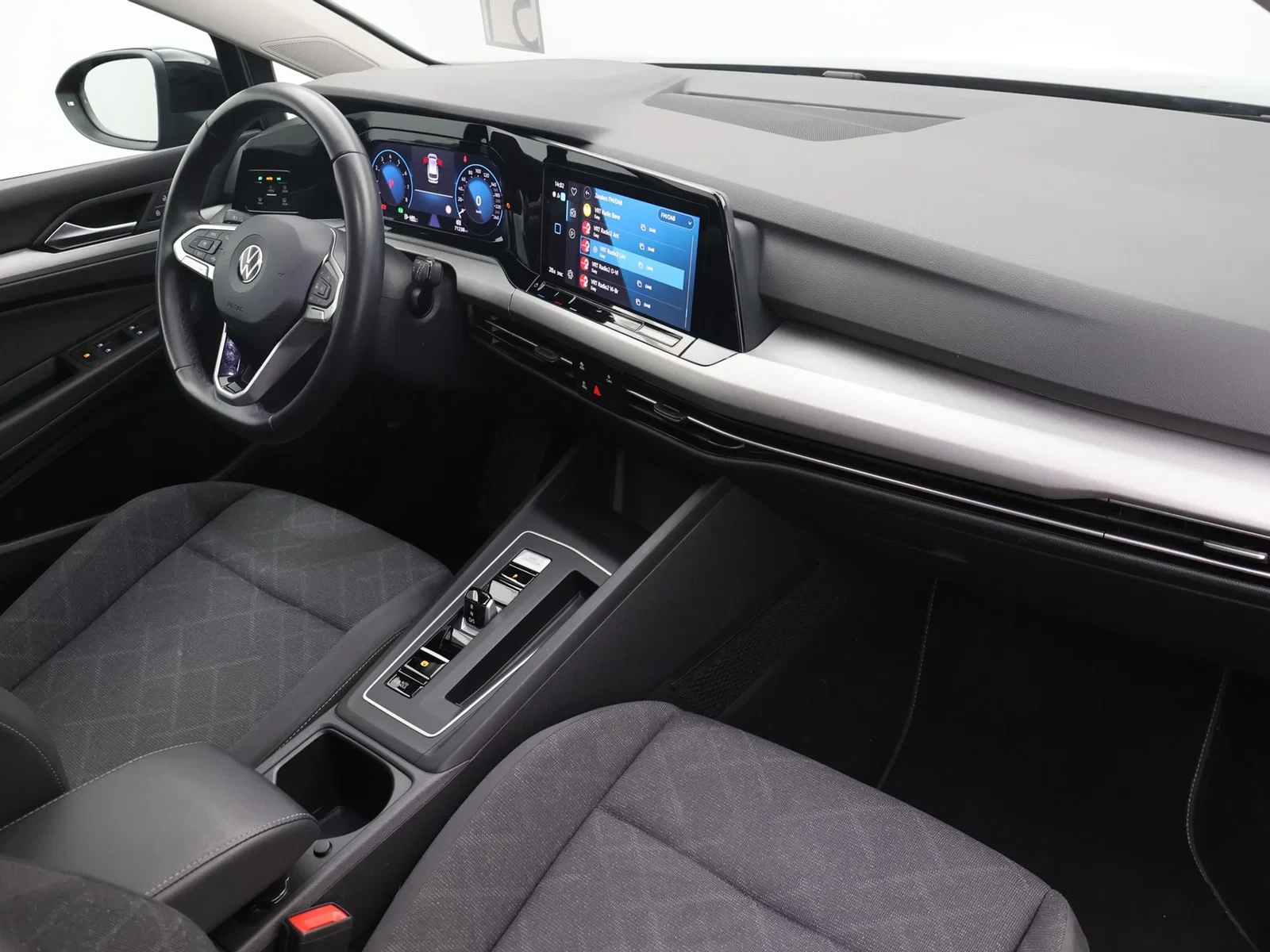 Volkswagen Golf VIII SW Golf Variant Life 1.0eTSI 110PK *AUTOMAAT*VIRTUAL COCKPIT*LED*ACC*PDC*APP-CONNECT*...*