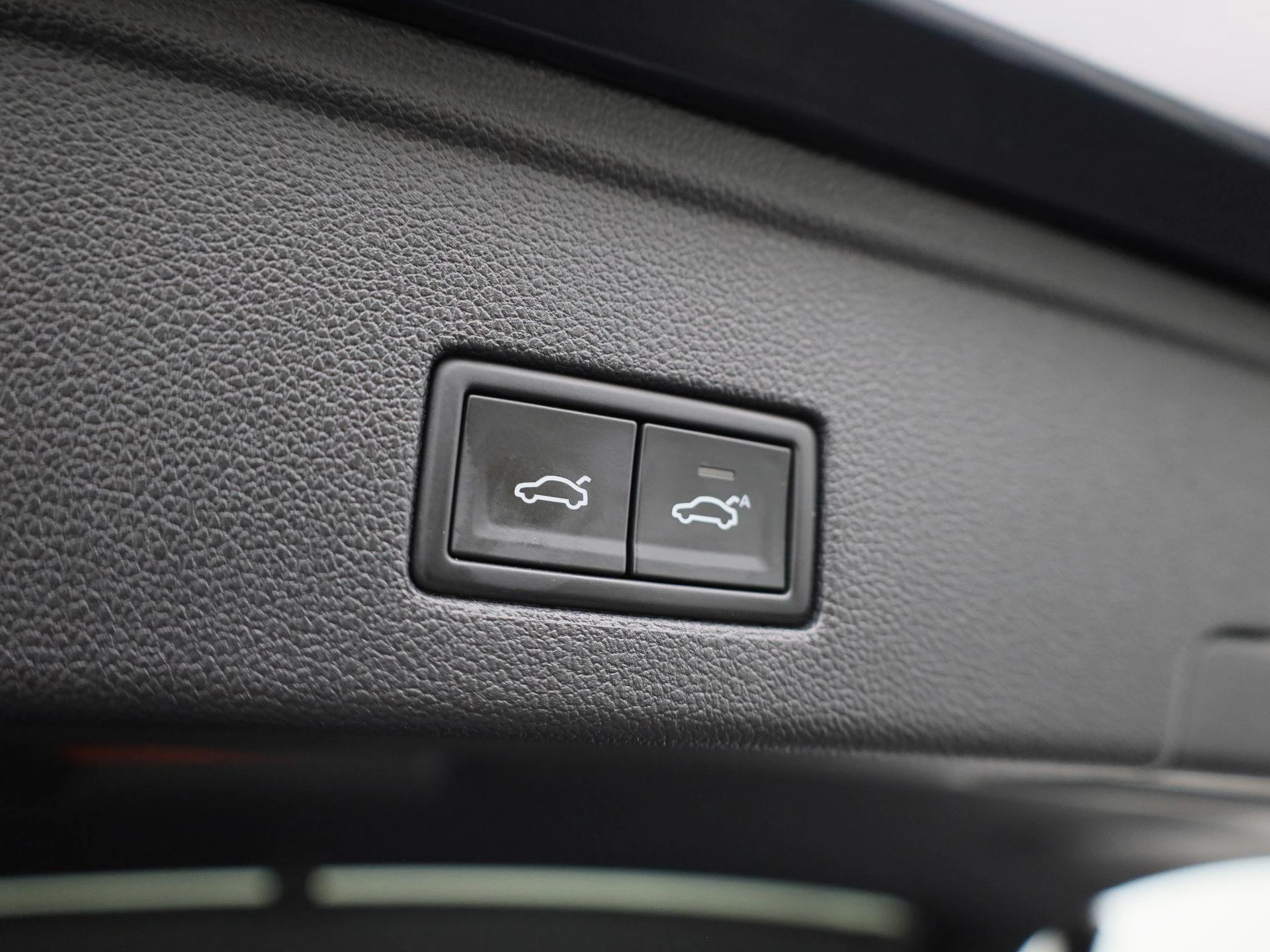 Volkswagen-Touareg-image-13