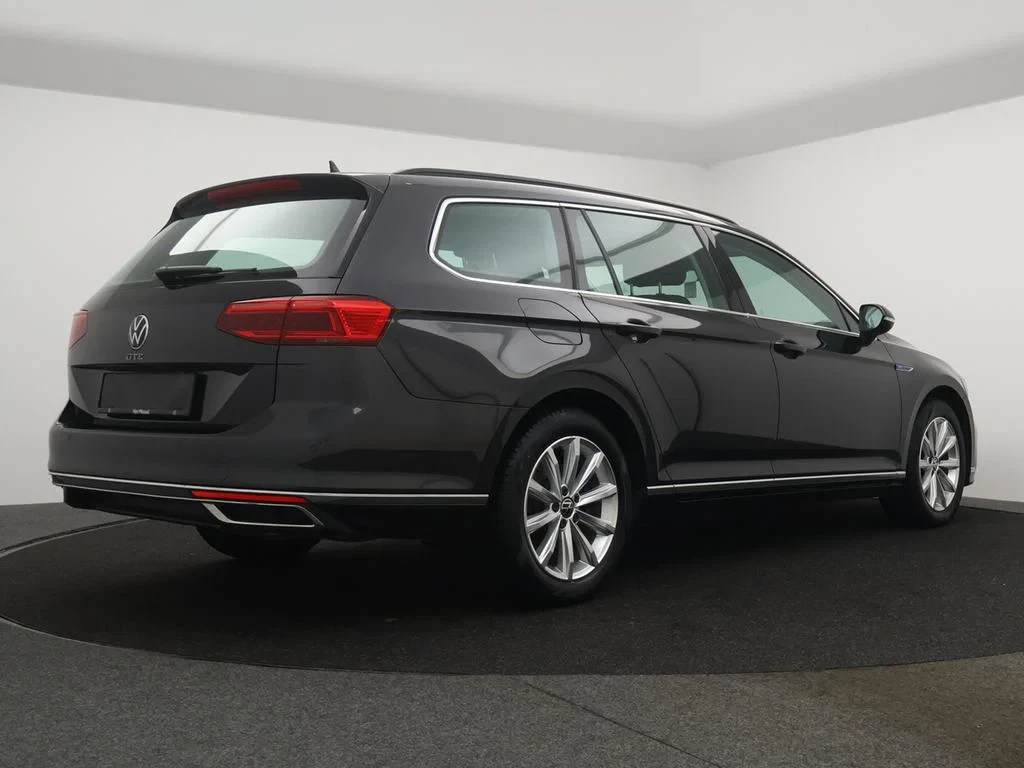 Volkswagen-Passat-image-1