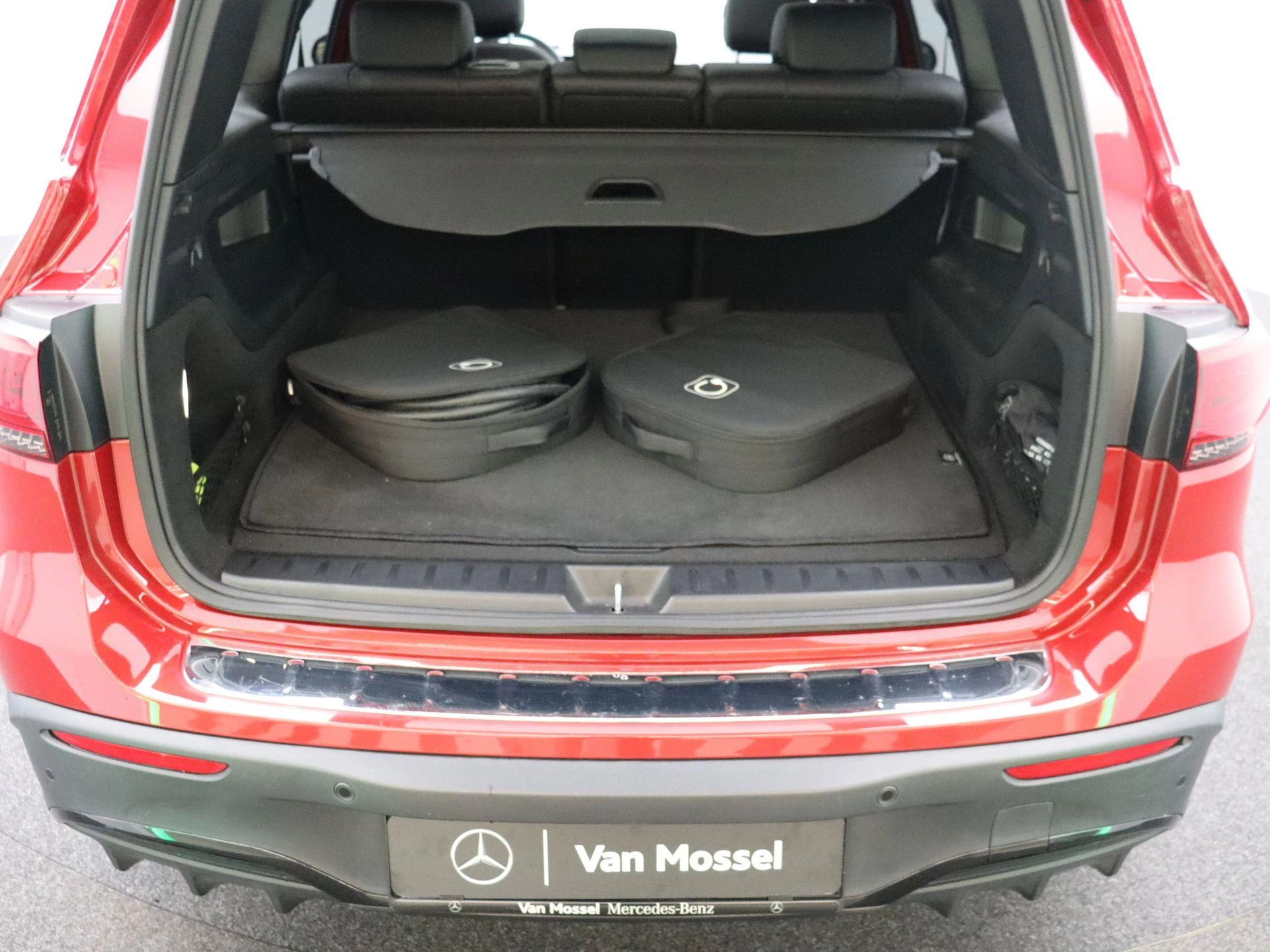Mercedes-Benz EQB 350 4MATIC AMG Line + LEDER + PANO + BURMESTER + HEAD UP + CARPLAY +