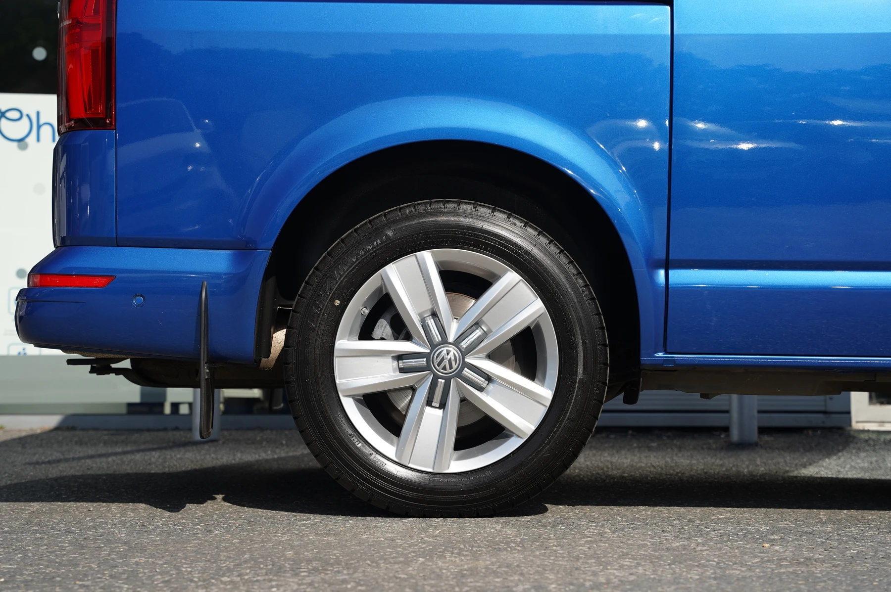 Volkswagen-Transporter-image-30