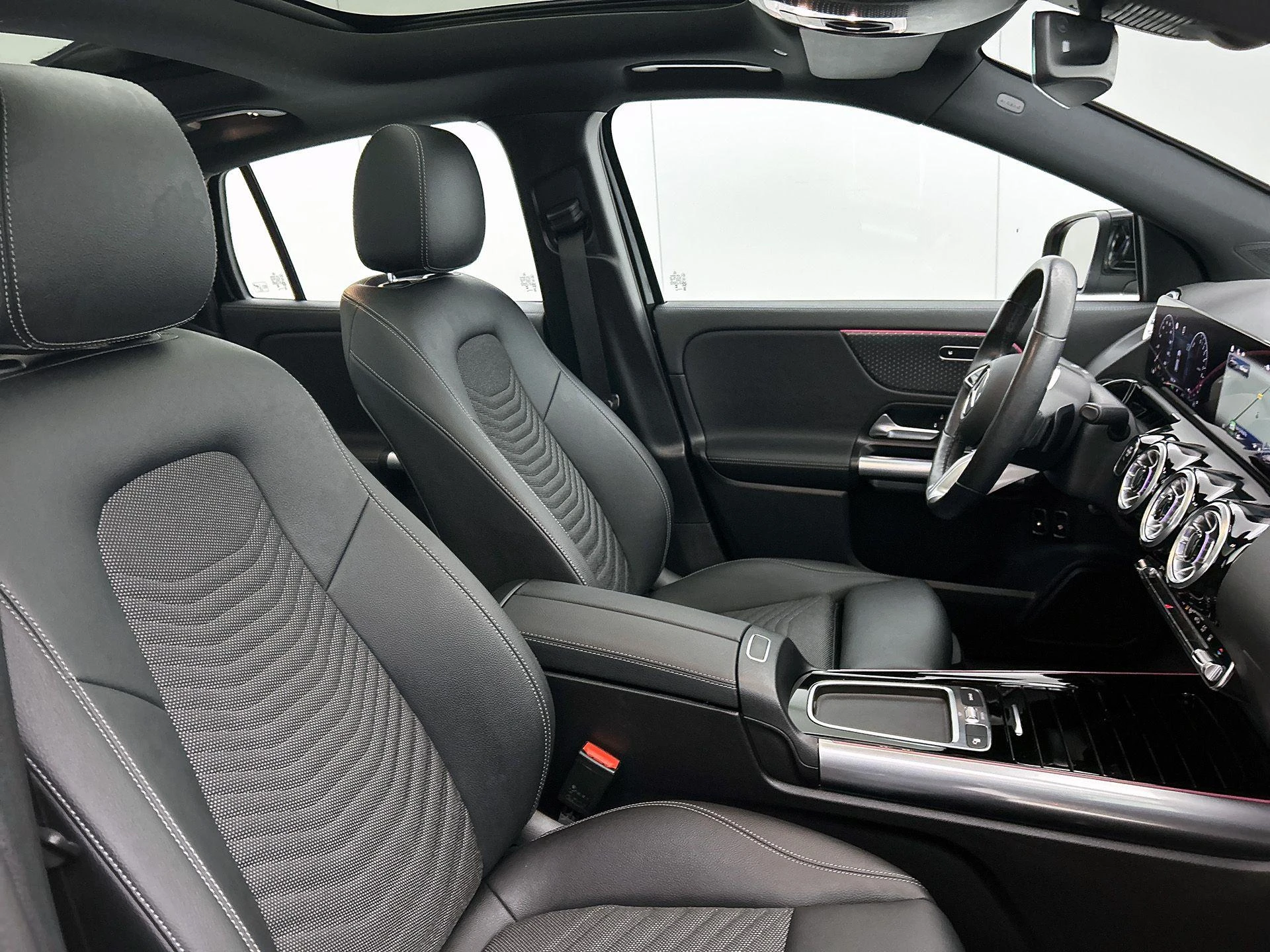 Mercedes-Benz-GLA-image-38