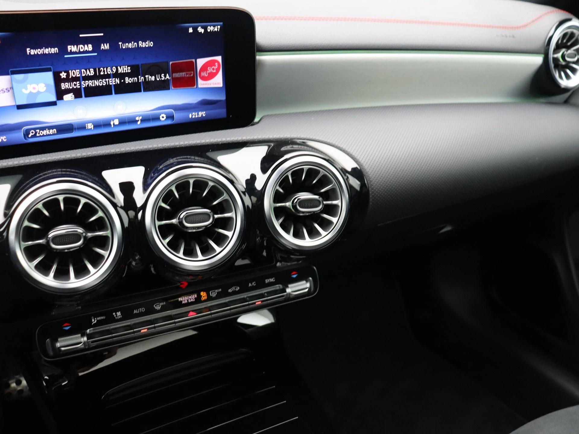 Mercedes-Benz-CLA-image-12