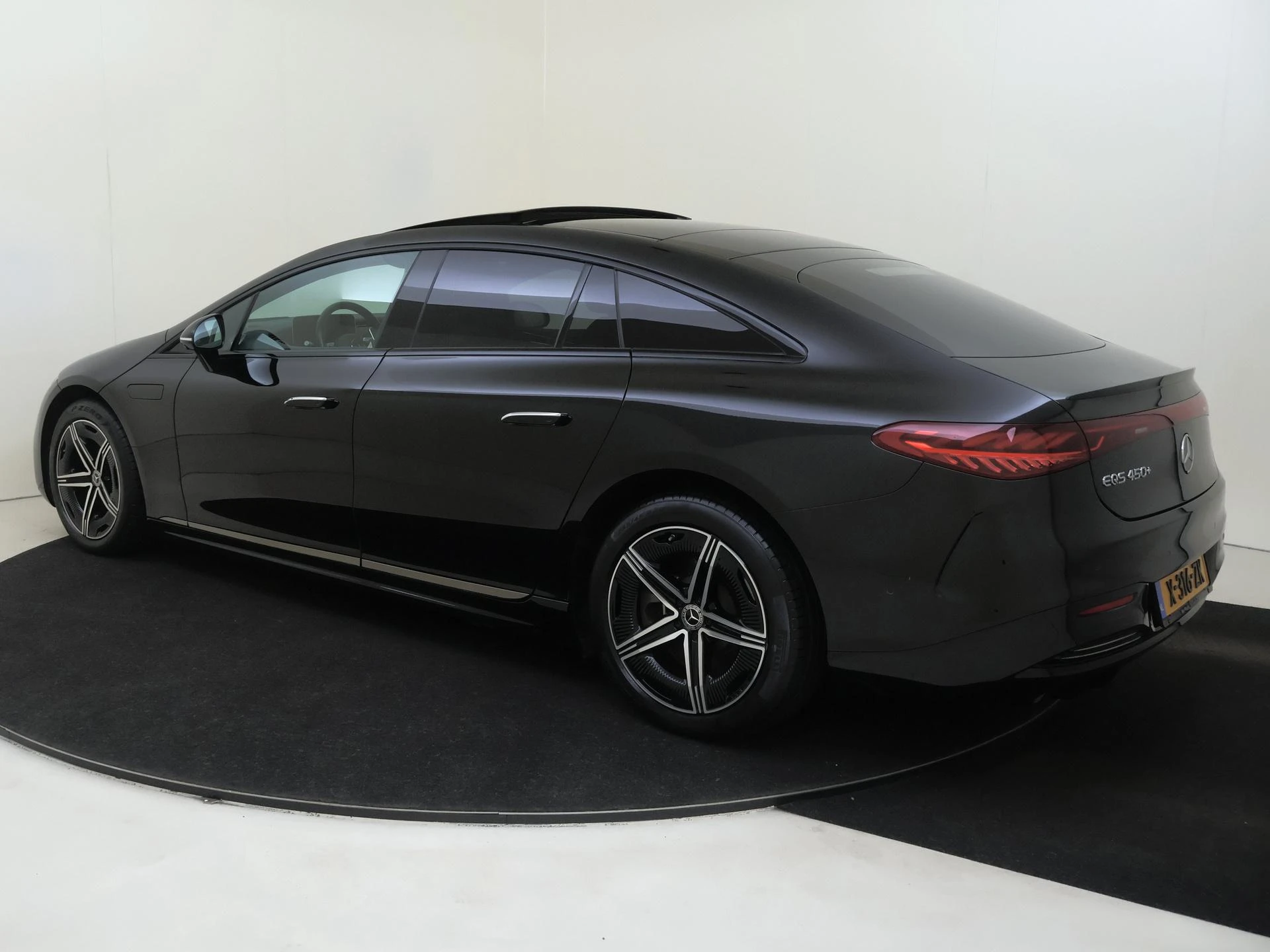 Mercedes-Benz-EQS-image-2