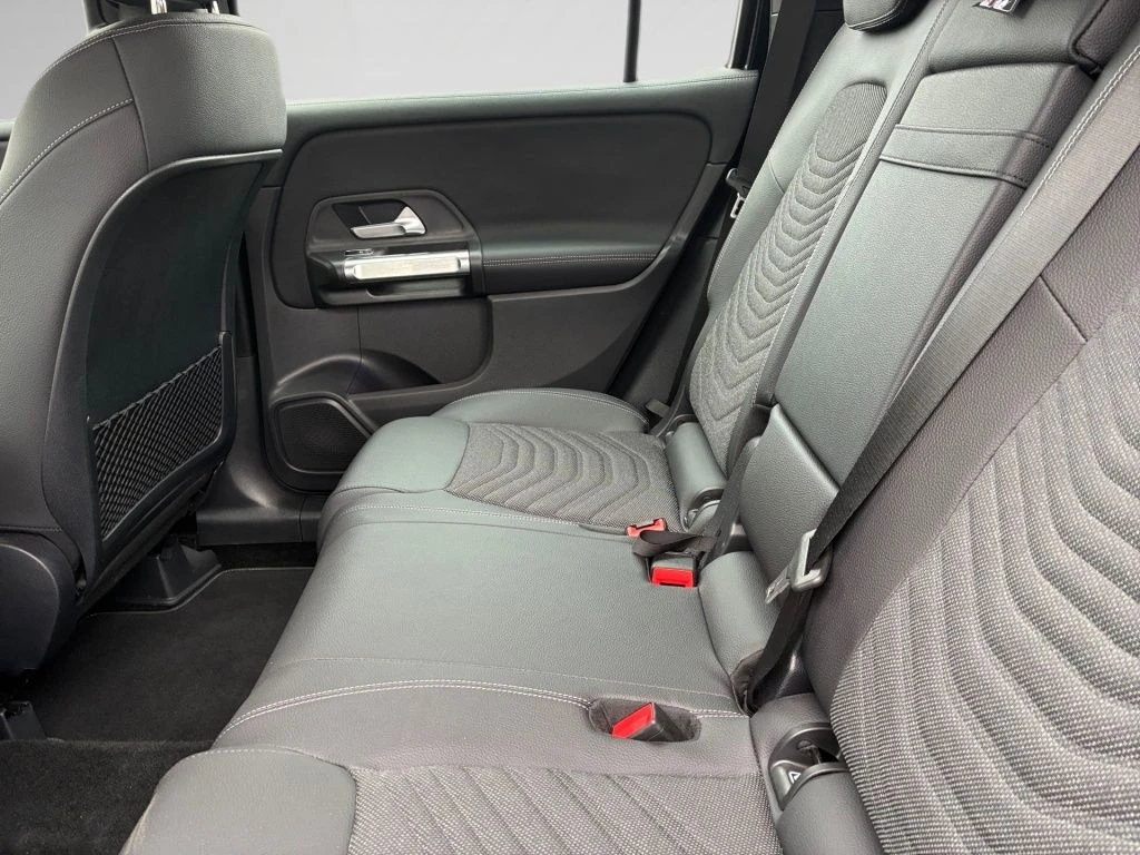 Mercedes-Benz-GLB 200 d-image-9