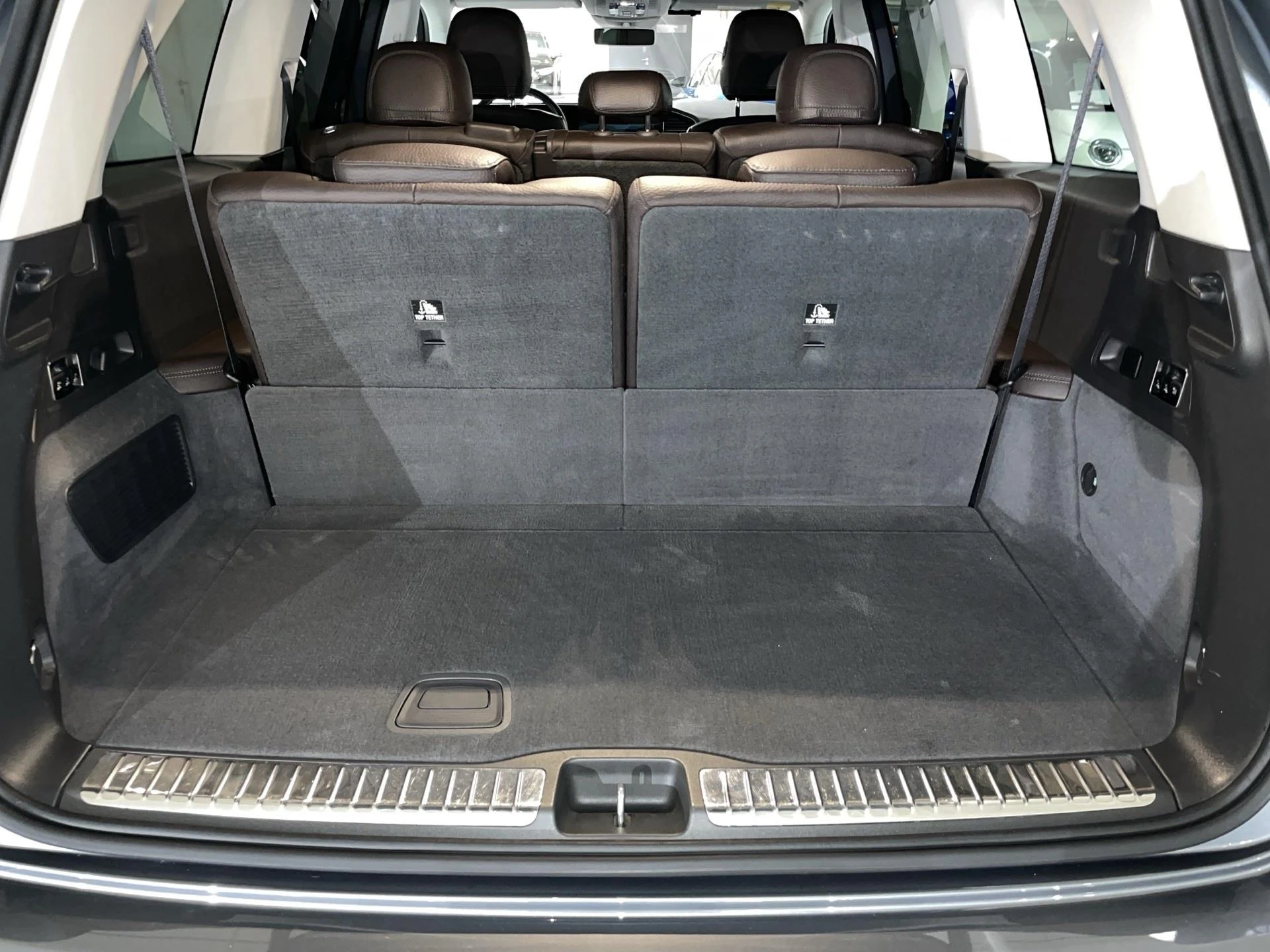 Mercedes-Benz-GLS-image-12