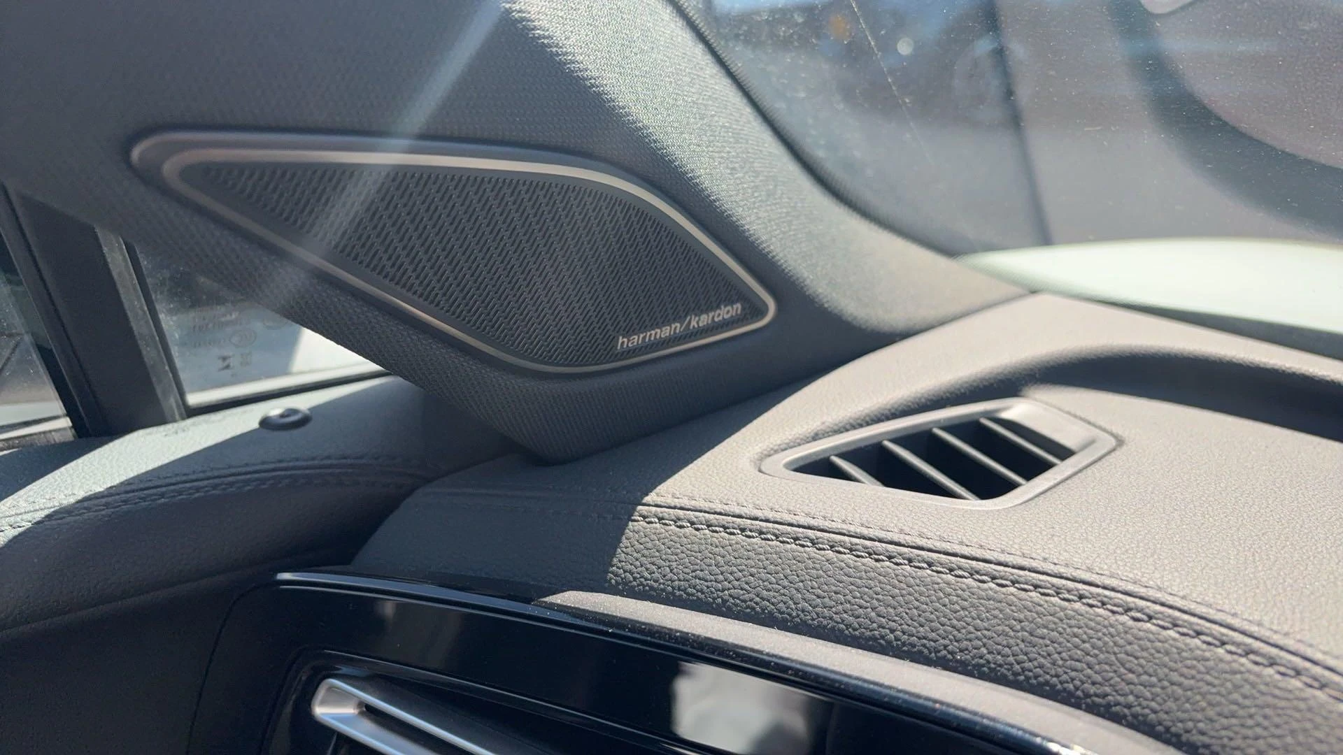 Volkswagen-Tiguan-image-10
