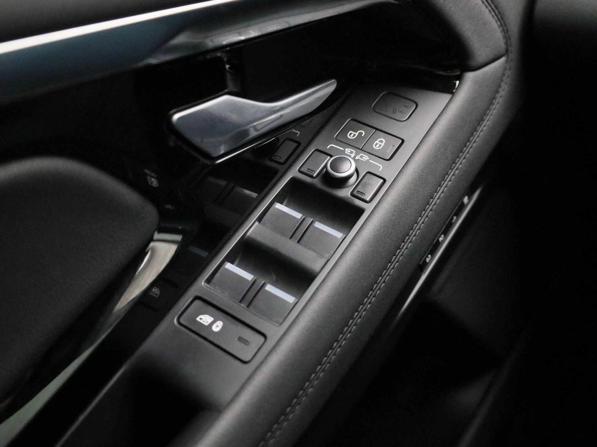 Land Rover-Range Rover Evoque-image-32