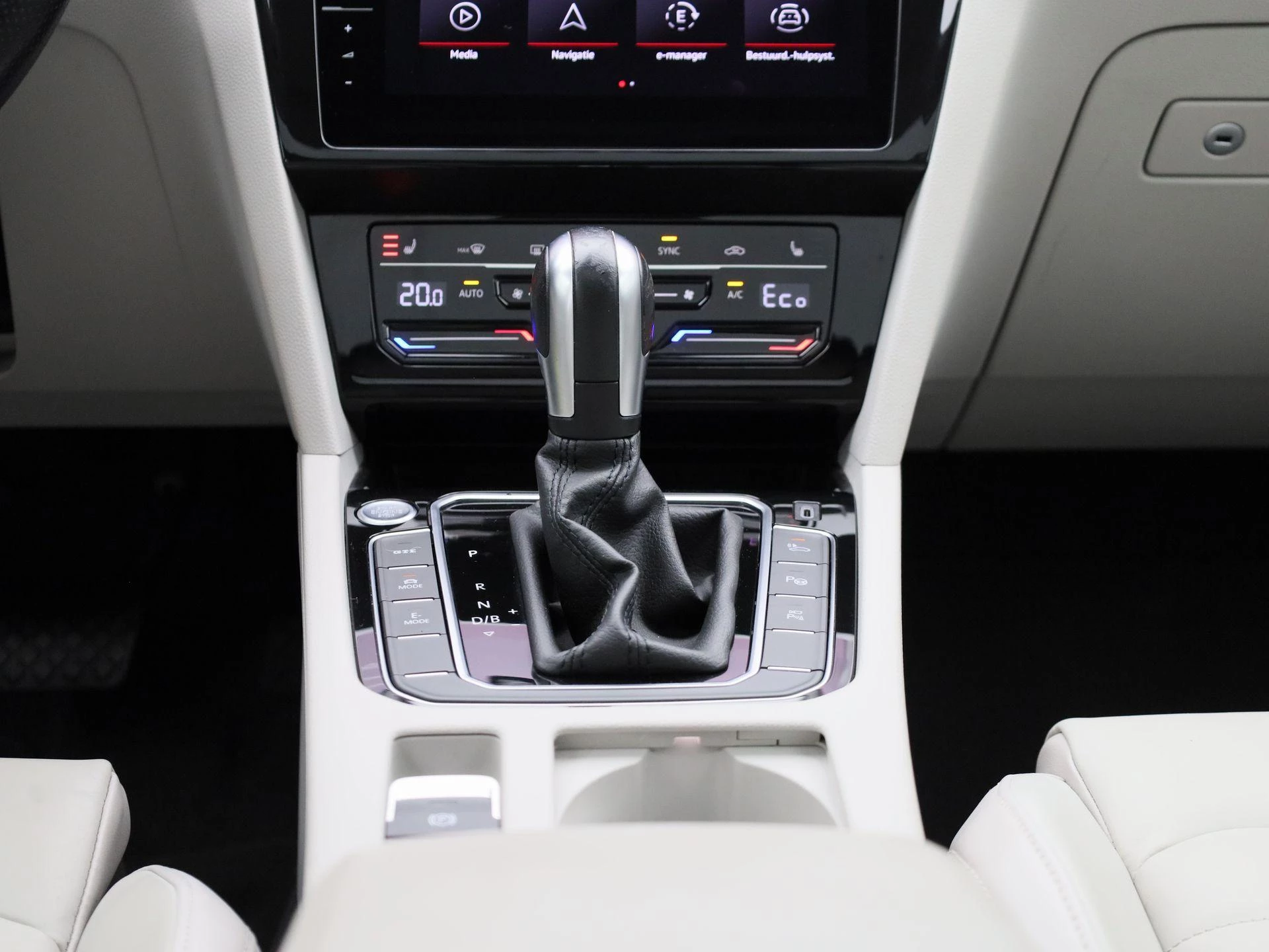 Volkswagen-Passat-image-9