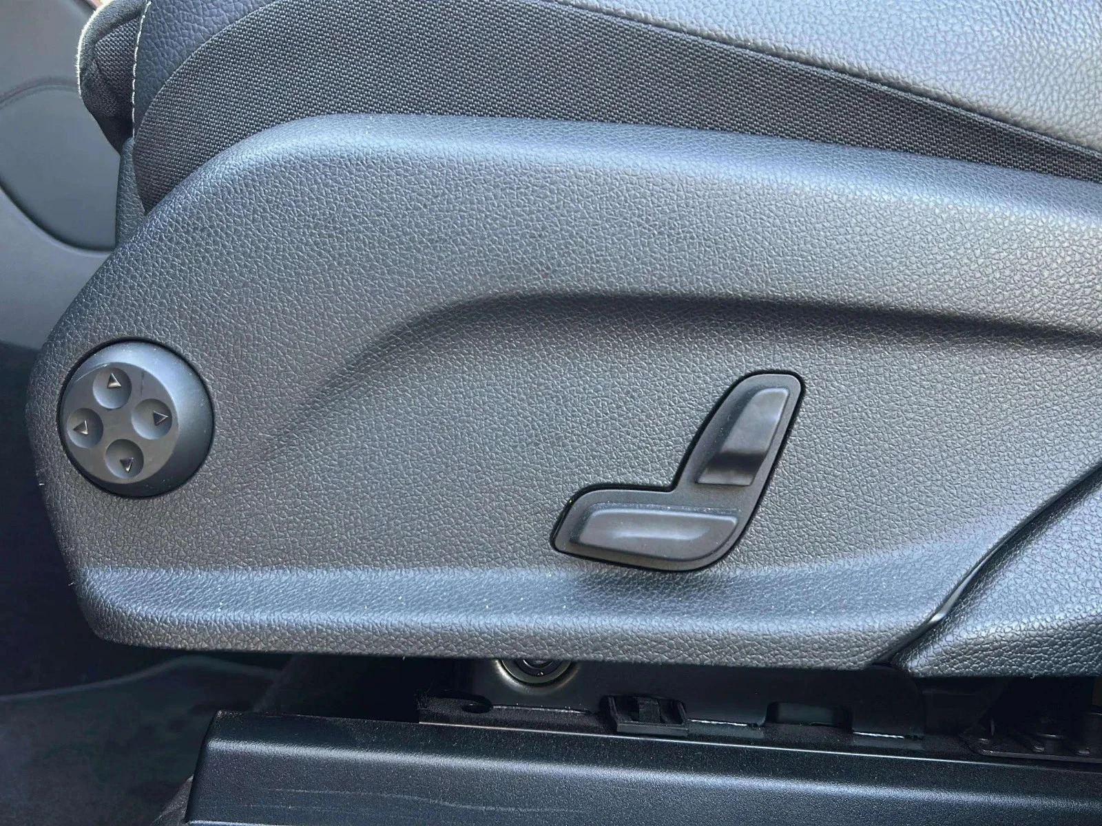 Mercedes-Benz-EQC-image-15