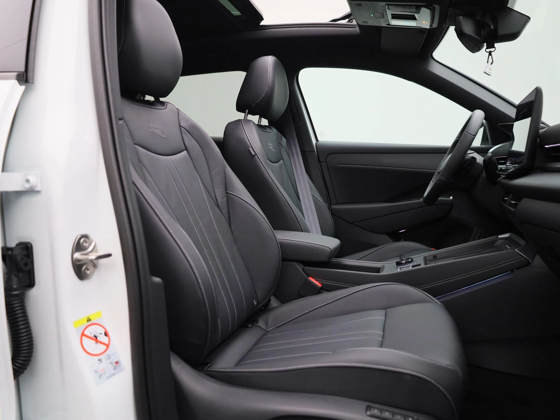 Volkswagen-T-Roc-image-38