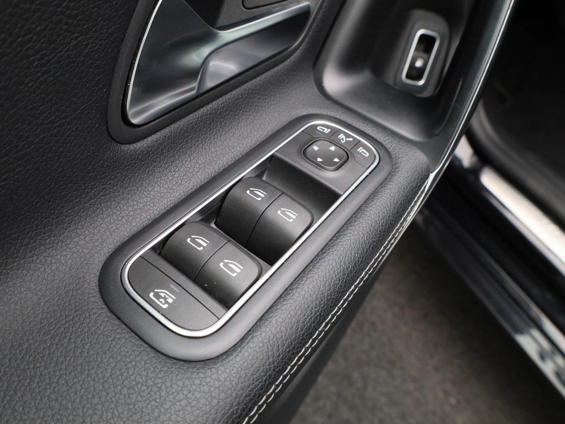 Mercedes-Benz-CLA-image-24