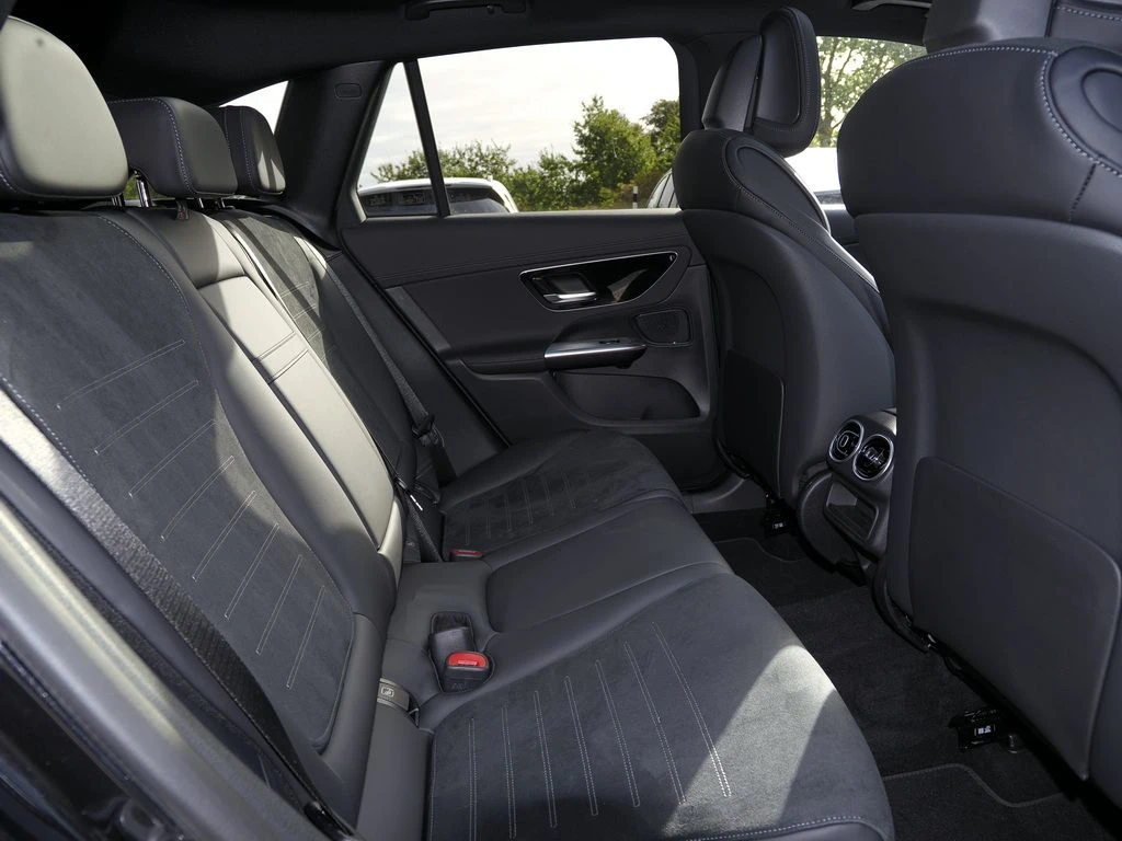 Mercedes-Benz-GLC 220 d-image-13
