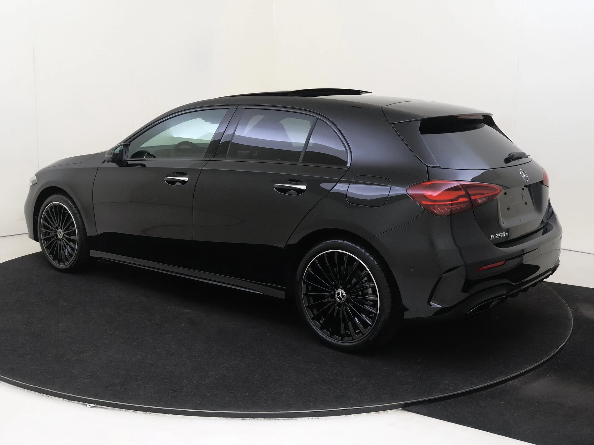 Mercedes-Benz-A-Klasse-image-2