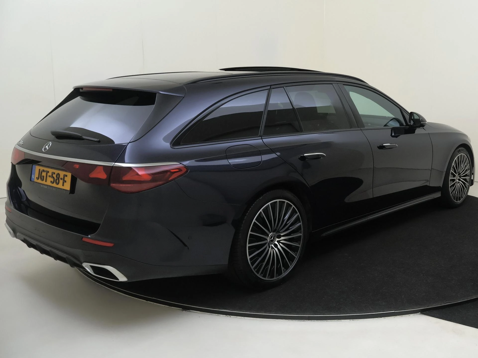 Mercedes-Benz-E-Klasse-image-3