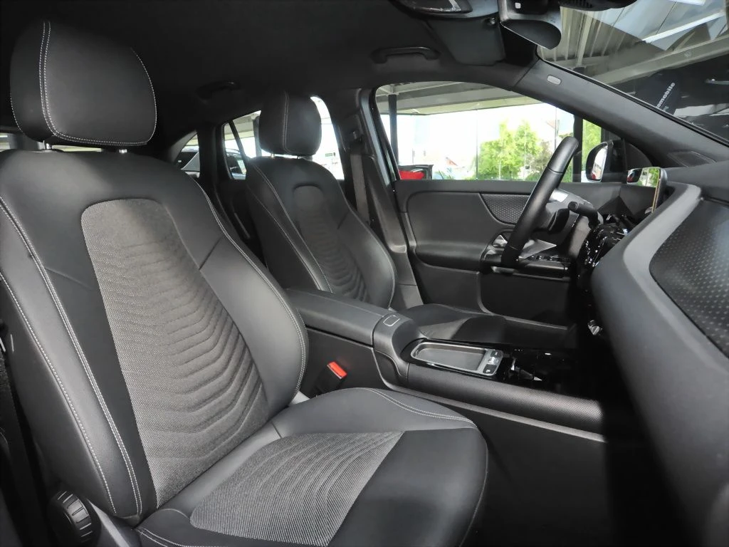 Mercedes-Benz-GLA 200-image-12