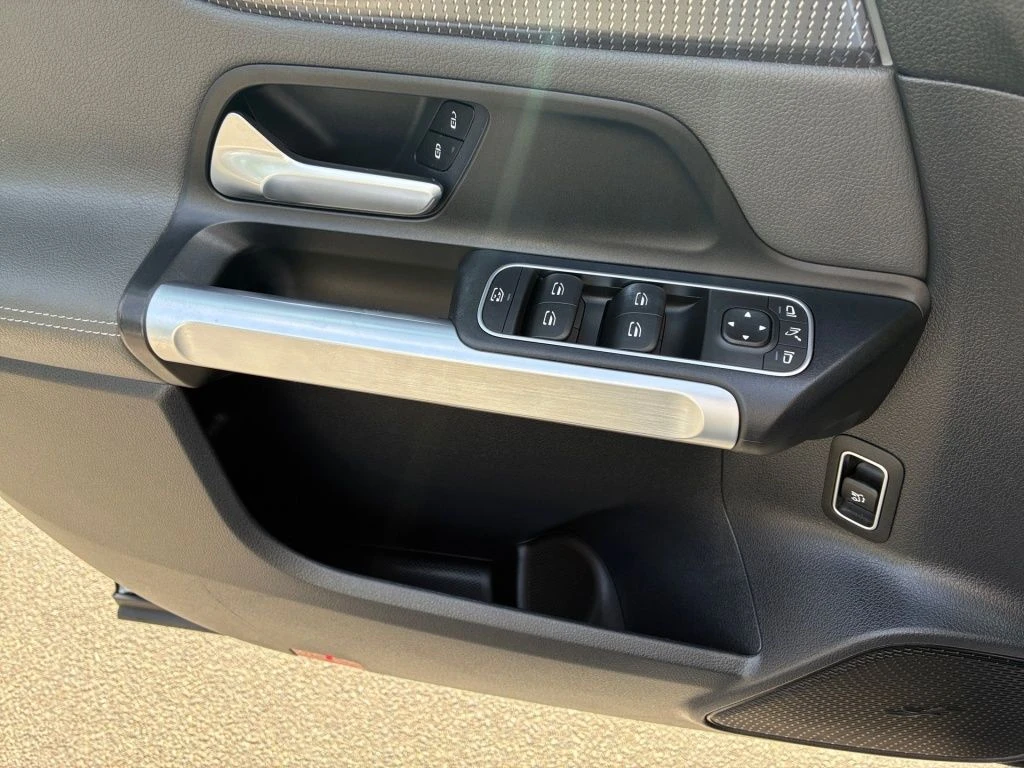 Mercedes-Benz-EQB 300-image-8