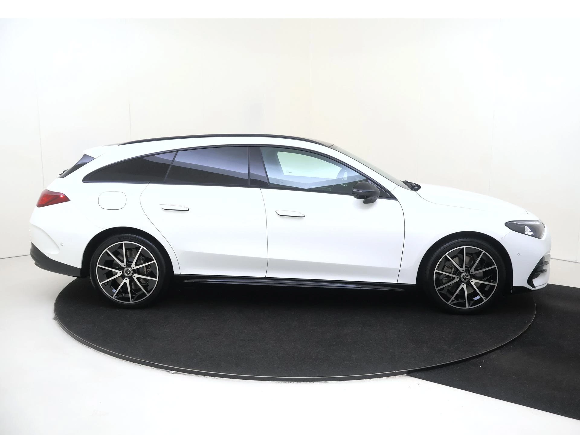 Mercedes-Benz-CLA-image-8