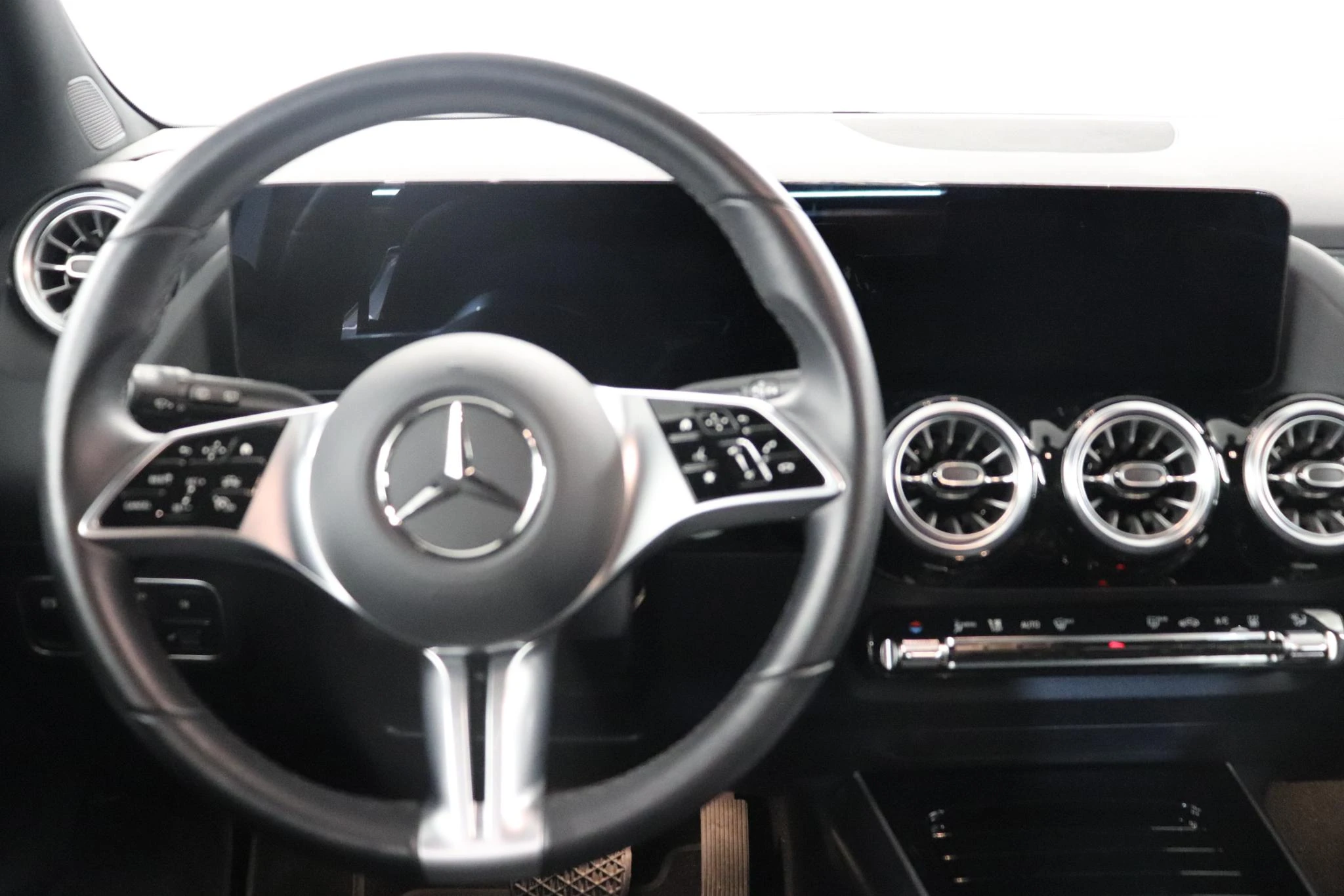 Mercedes-Benz-EQA-image-12