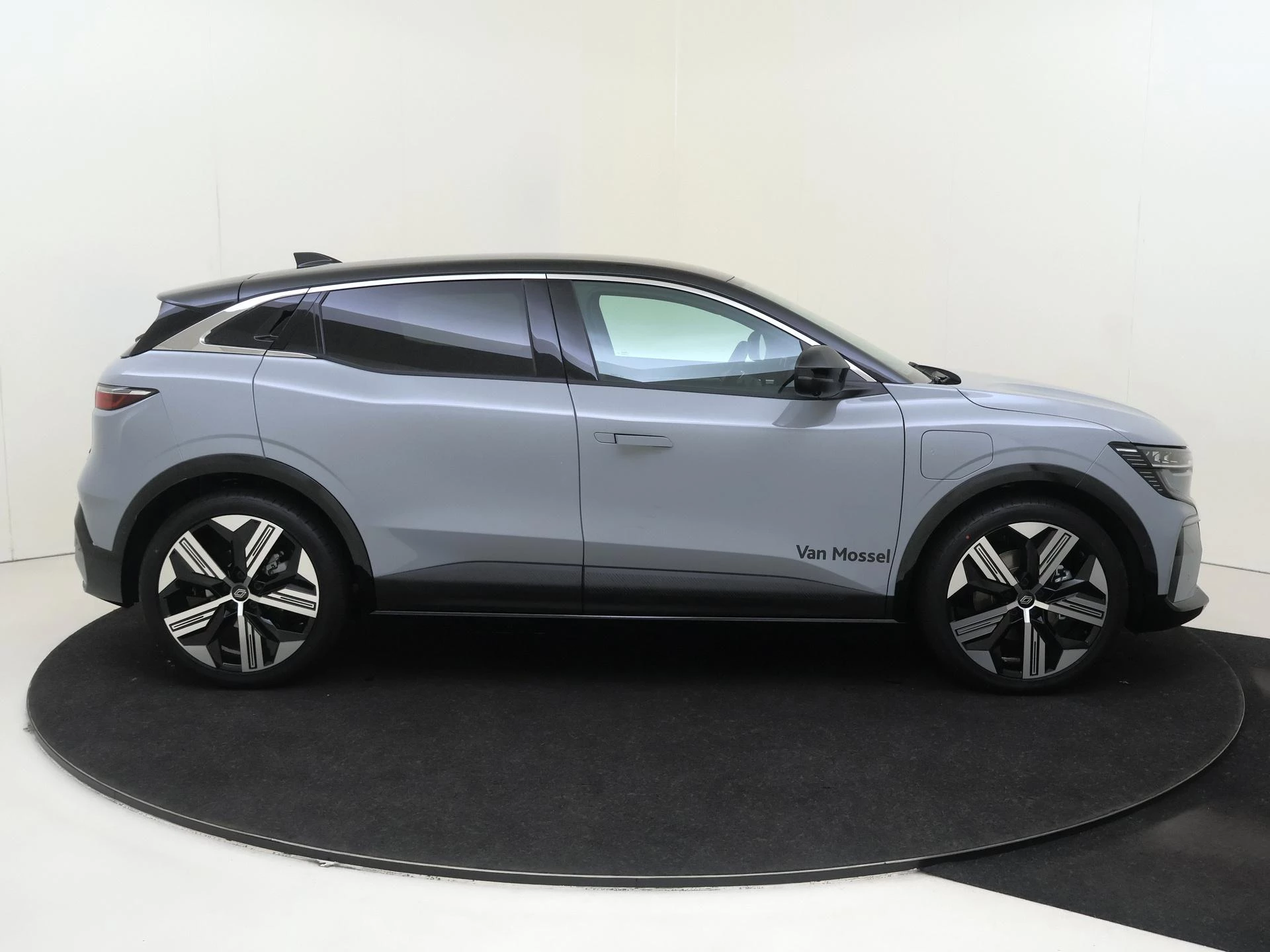 Renault-Megane E-Tech-image-8