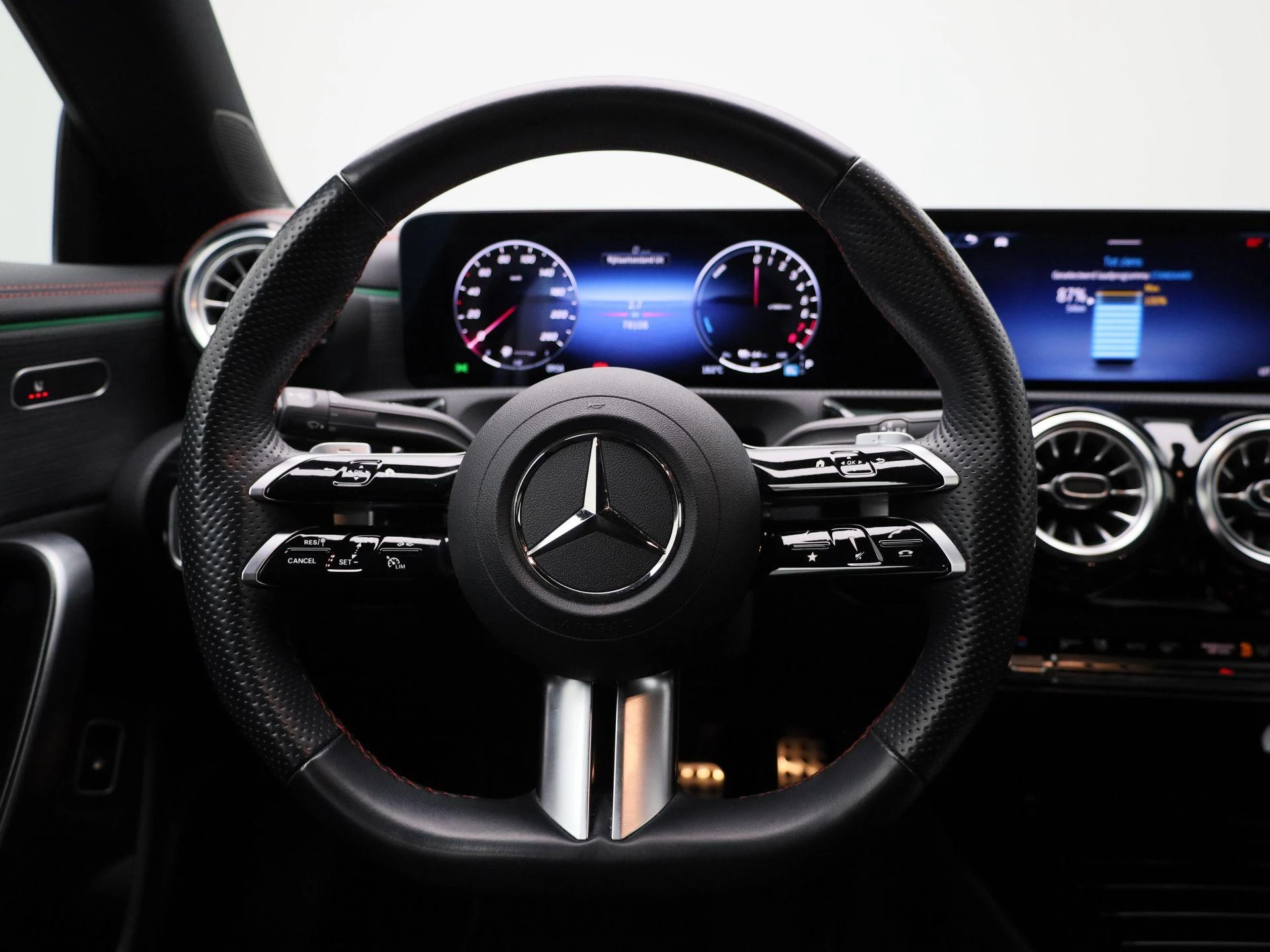 Mercedes-Benz-CLA-image-6
