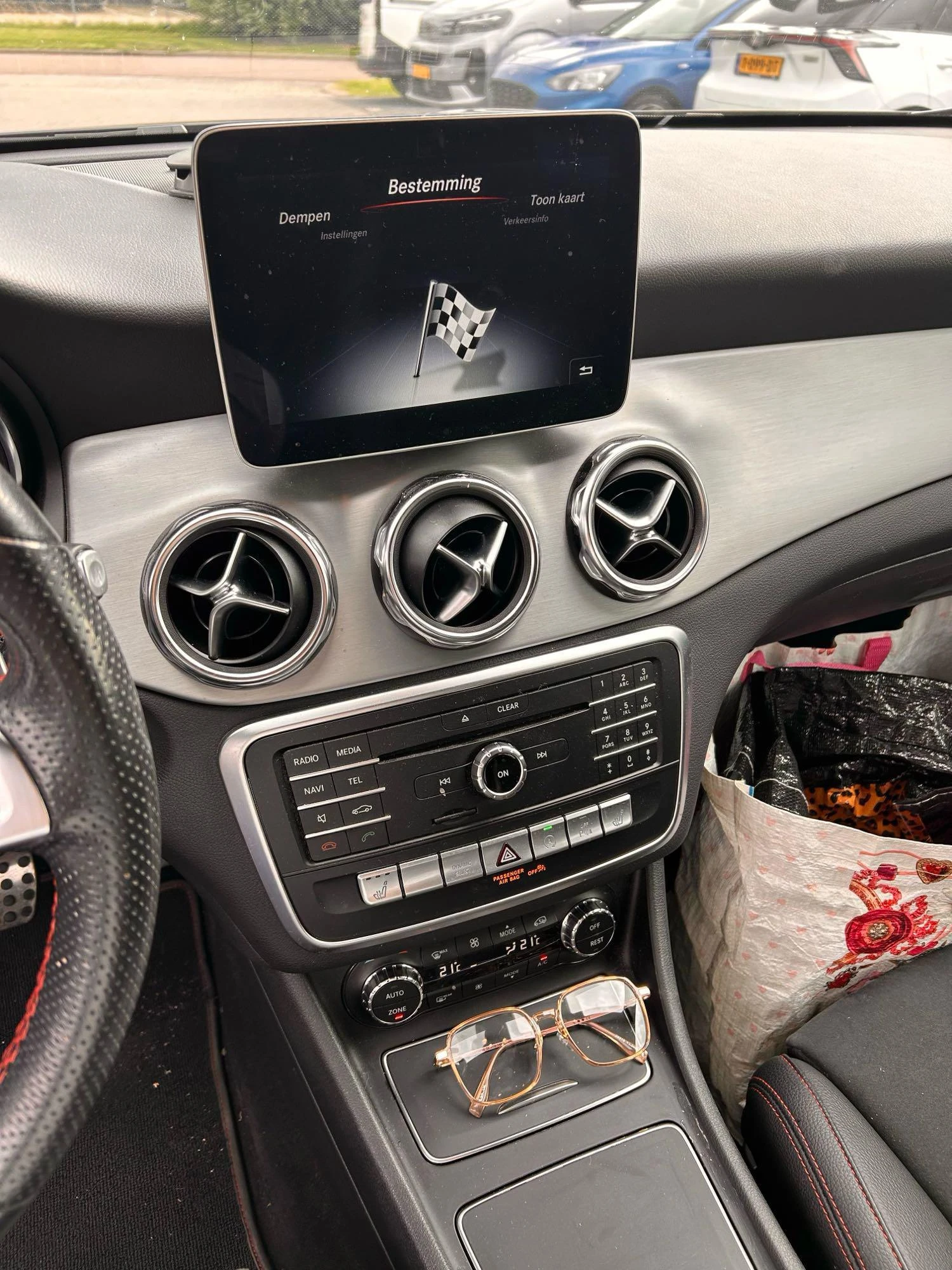Mercedes-Benz-GLA-image-25